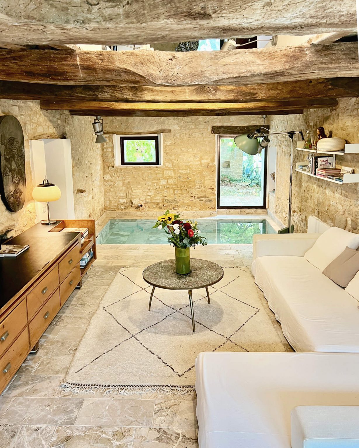 salon avec piscine maison en pierres Villa Mundi