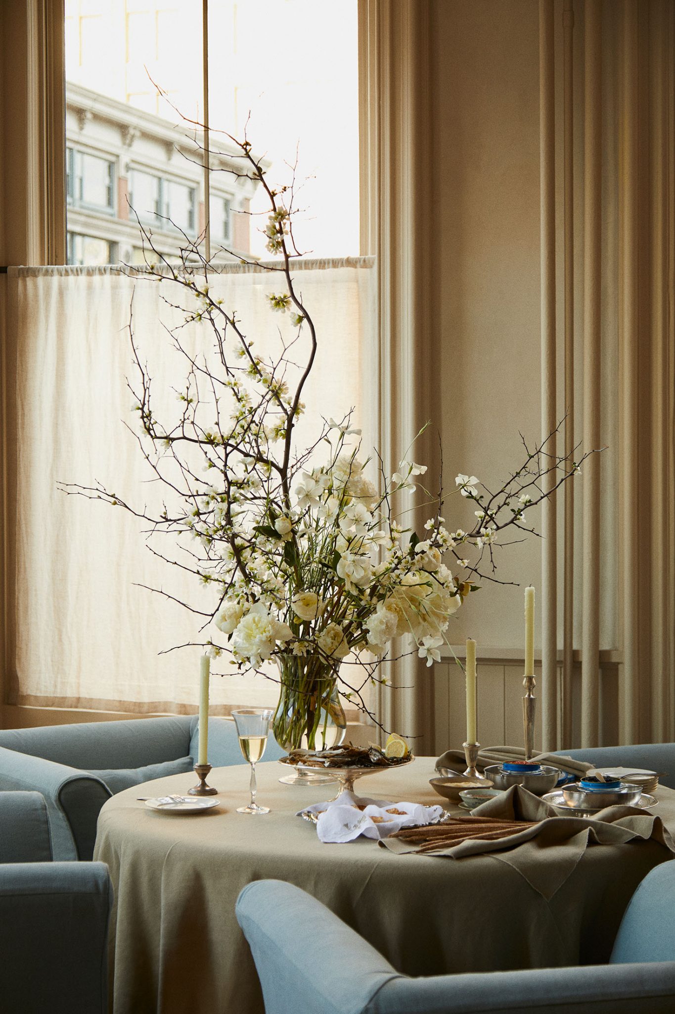 salon avec décoration de la table du Nouvel An Zara Home