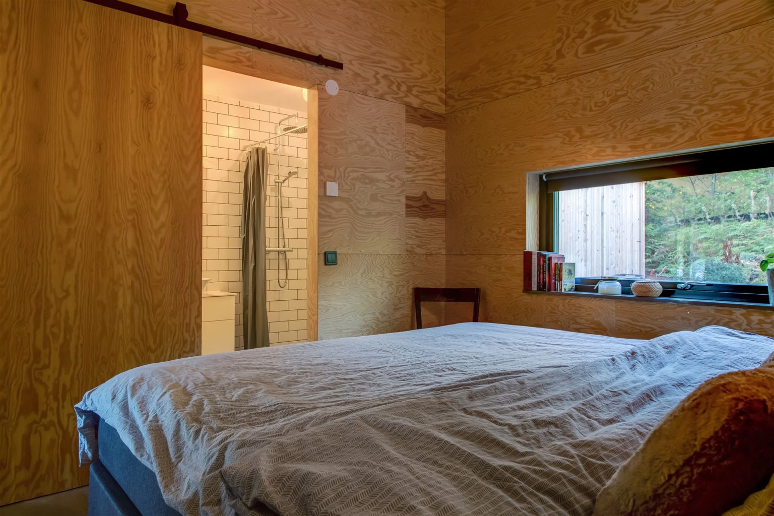 chambre minimaliste décoration naturelle avec salle de bain