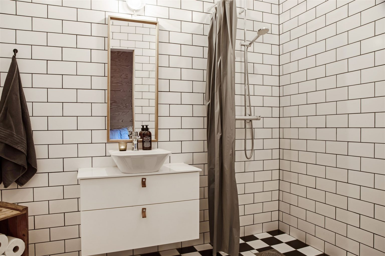 salle de bain sol à damier noir et blanc