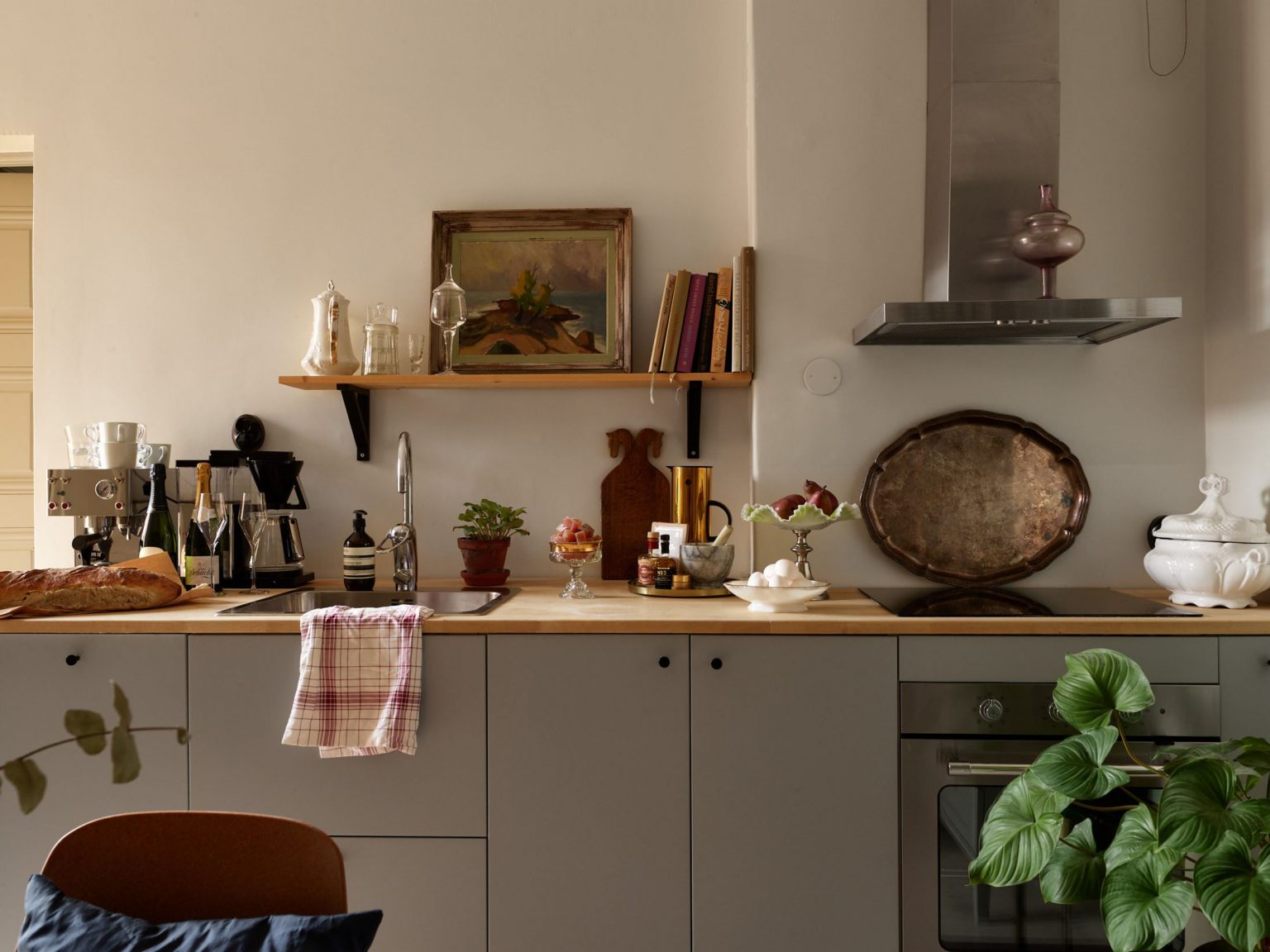 cuisine grise design dans appartement décoration vintage