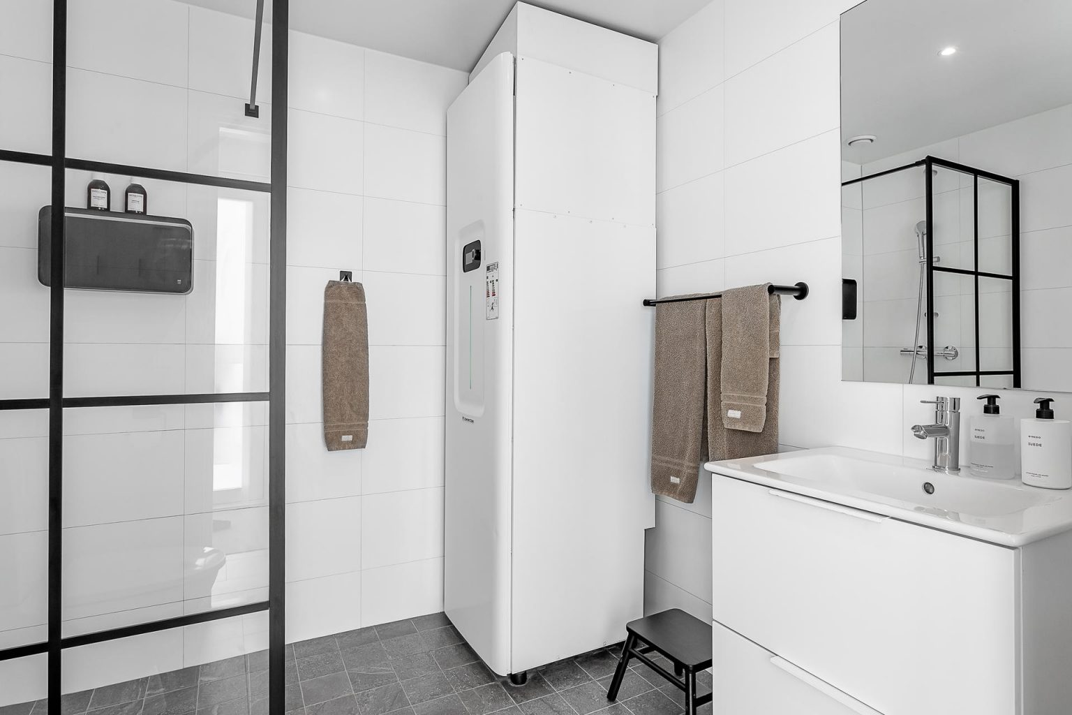 salle de bain blanche maison contemporaine