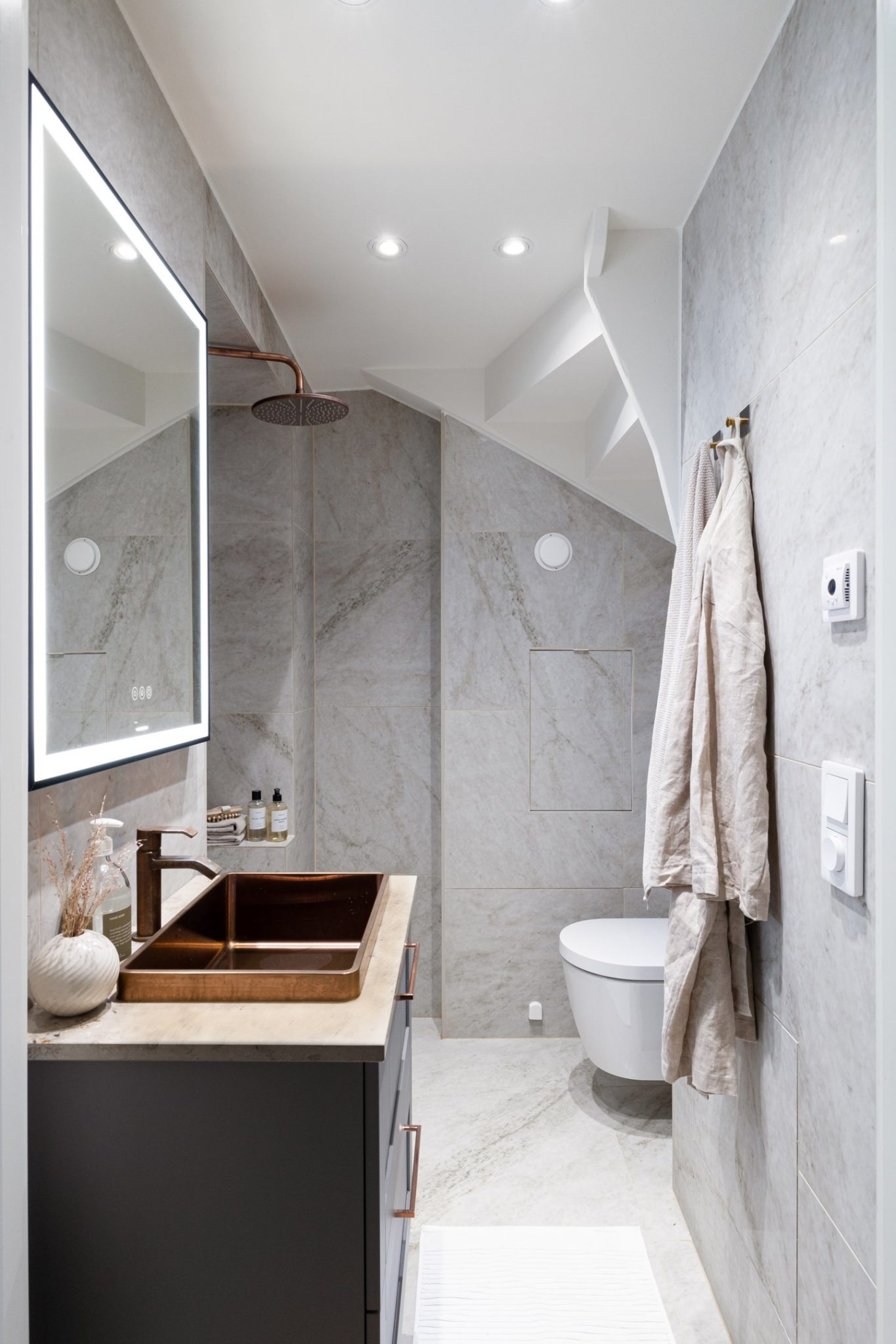 salle de bain blanche et marbre