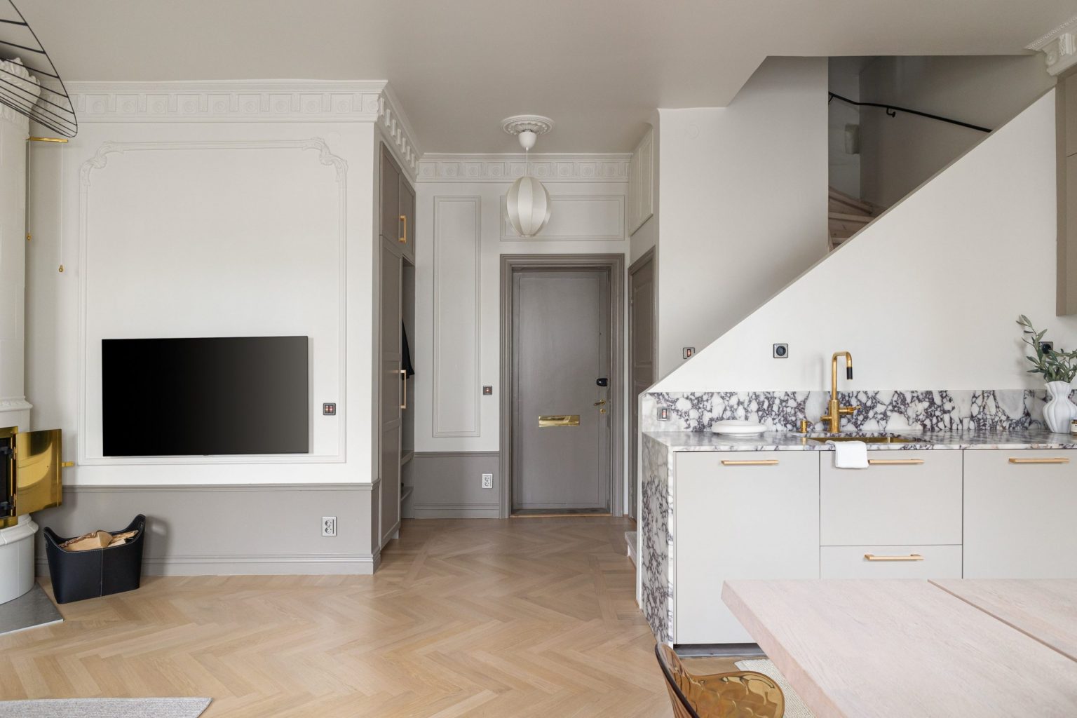 salon duplex 60m2 avec escalier décoration blanche scandinave