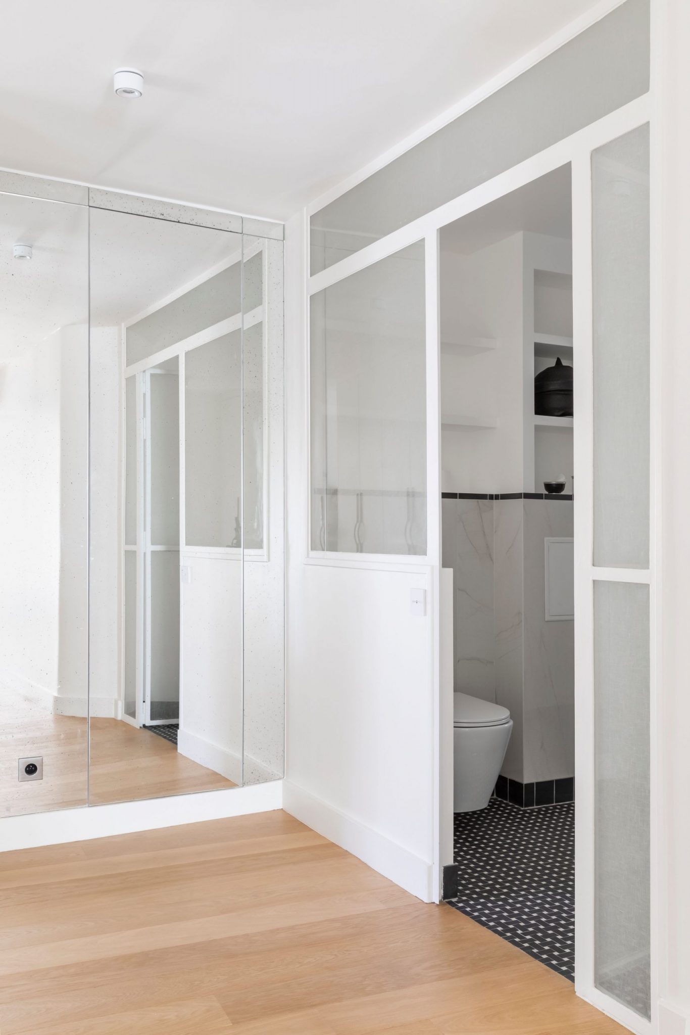 salle de bain blanche avec verrière blanche Photo : © Pauline Le Goff