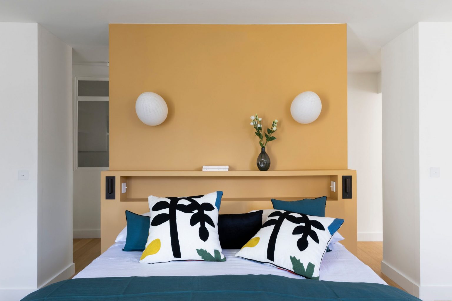 chambre jaune appartement Paris décoration design Photo : © Pauline Le Goff