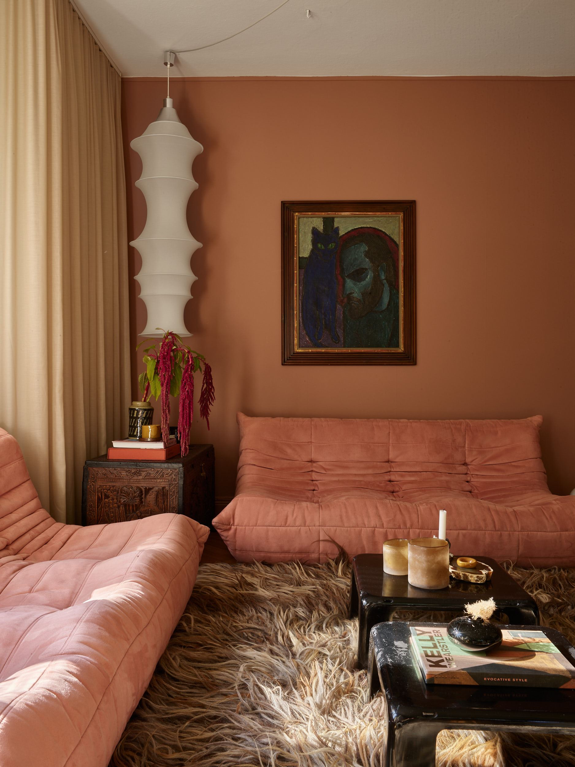 salon avec canapé rose Togo décoration vintage