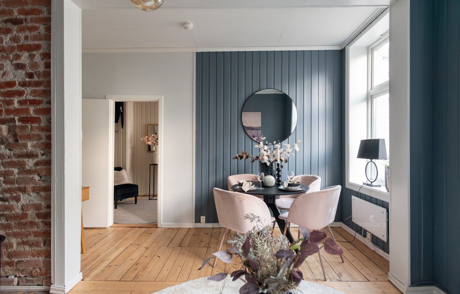 salon mur bleu appartement 45m2 décoration scandinave