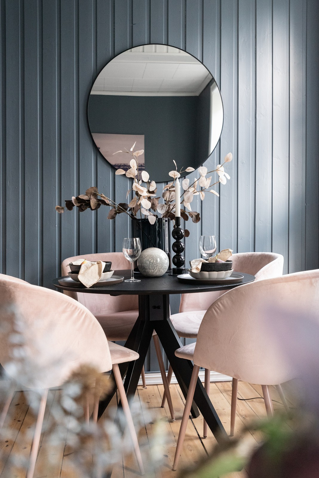 salle à manger chaises roses mur bleu appartement 45m2 décoration scandinave