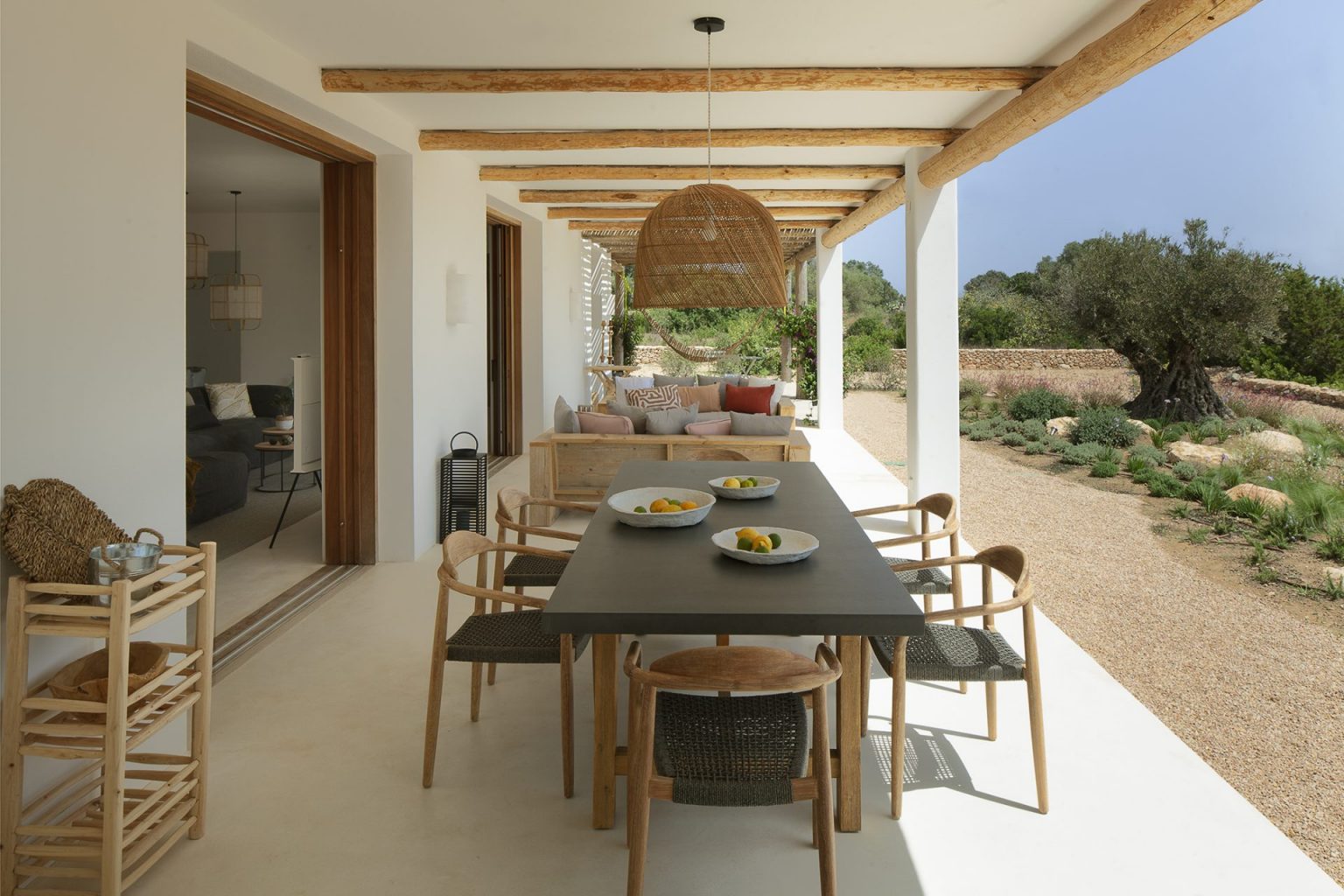 terrasse abritée maison en pierres décoration contemporaine et naturelle