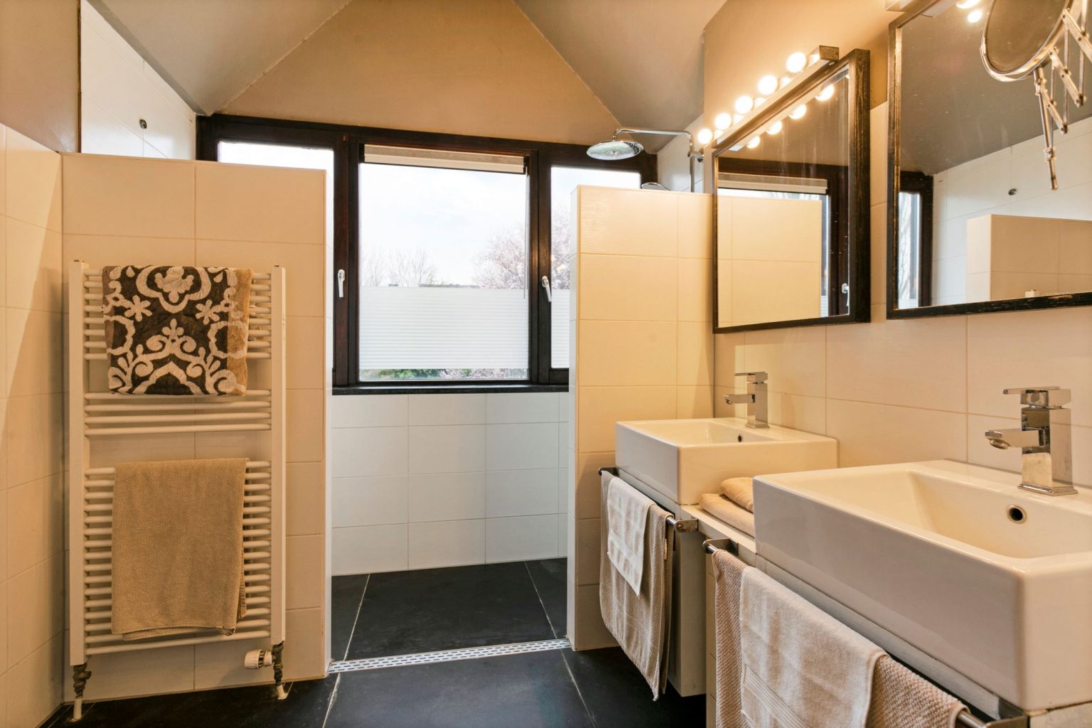 salle de bain avec fenêtre maison contemporaine