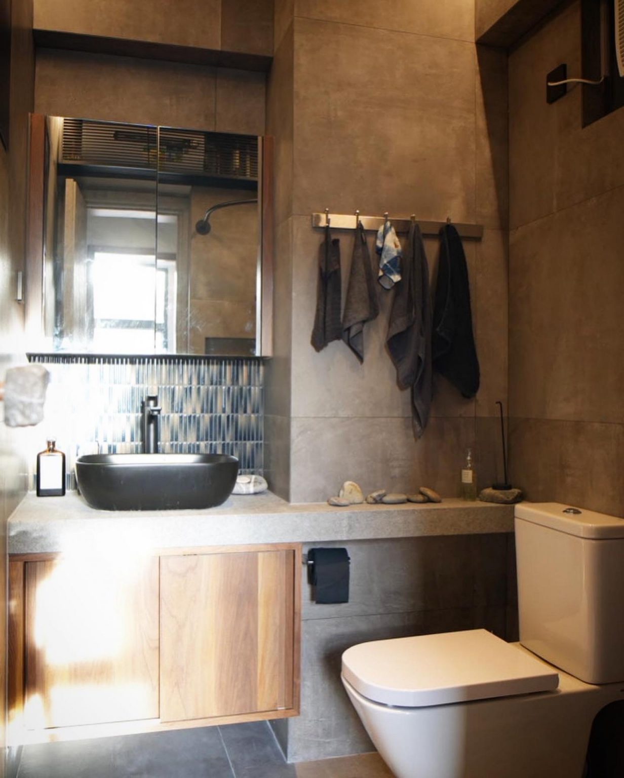 salle de bain bois et noir décoration zen appartement 36m2