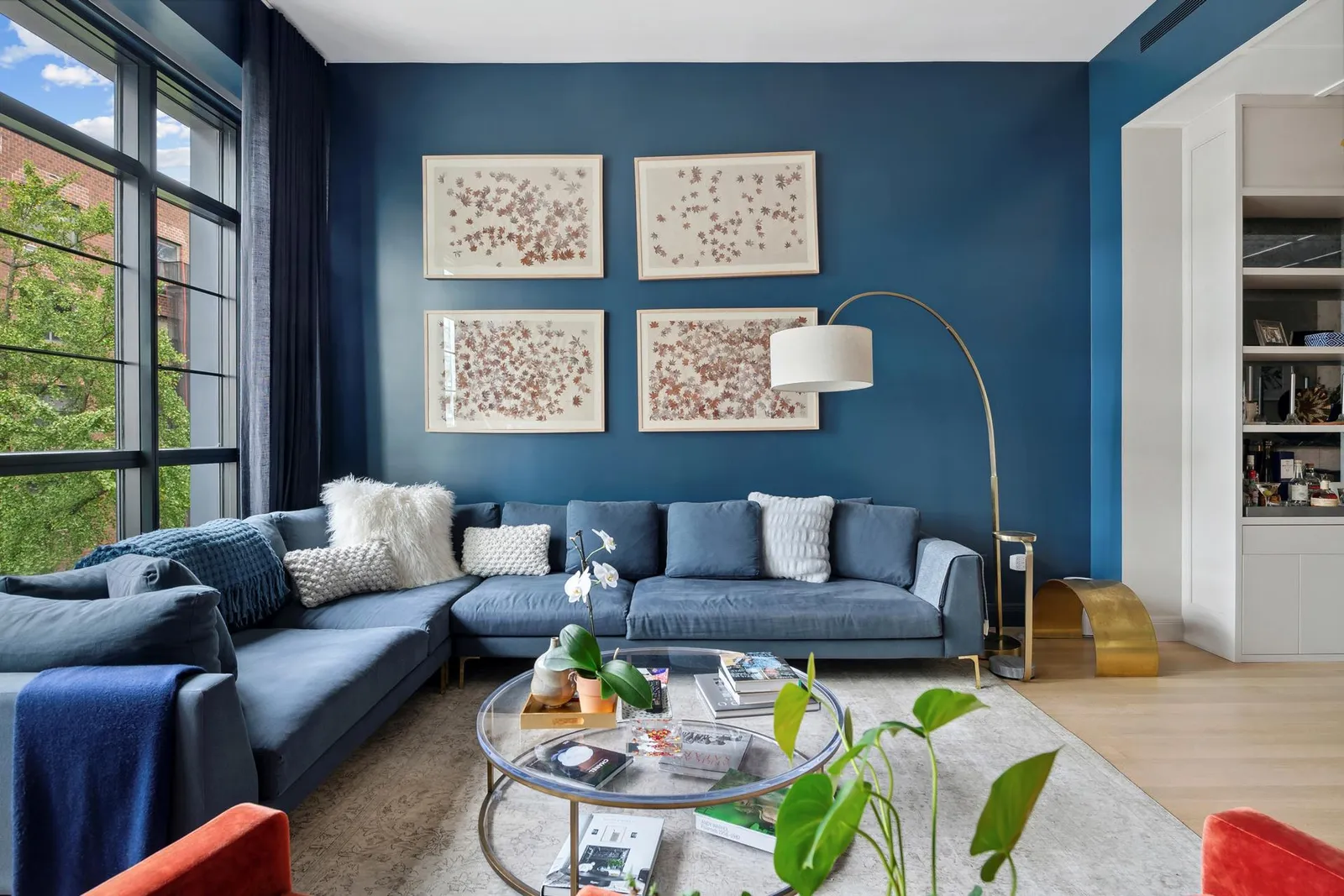 salon avec baie vitrée décoration contemporaine bleue