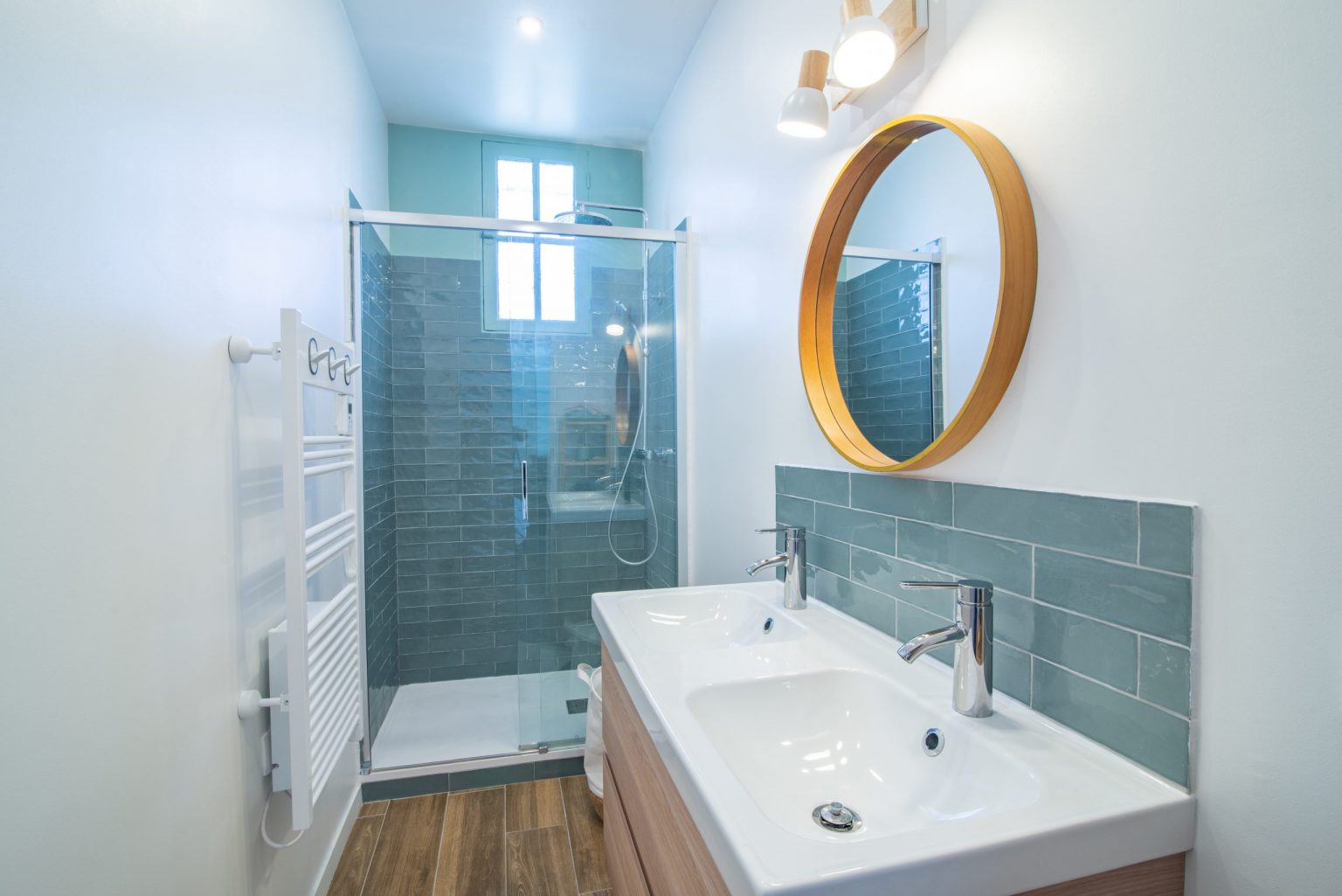 salle de bain bleu maison en meulière rénovée près de Paris