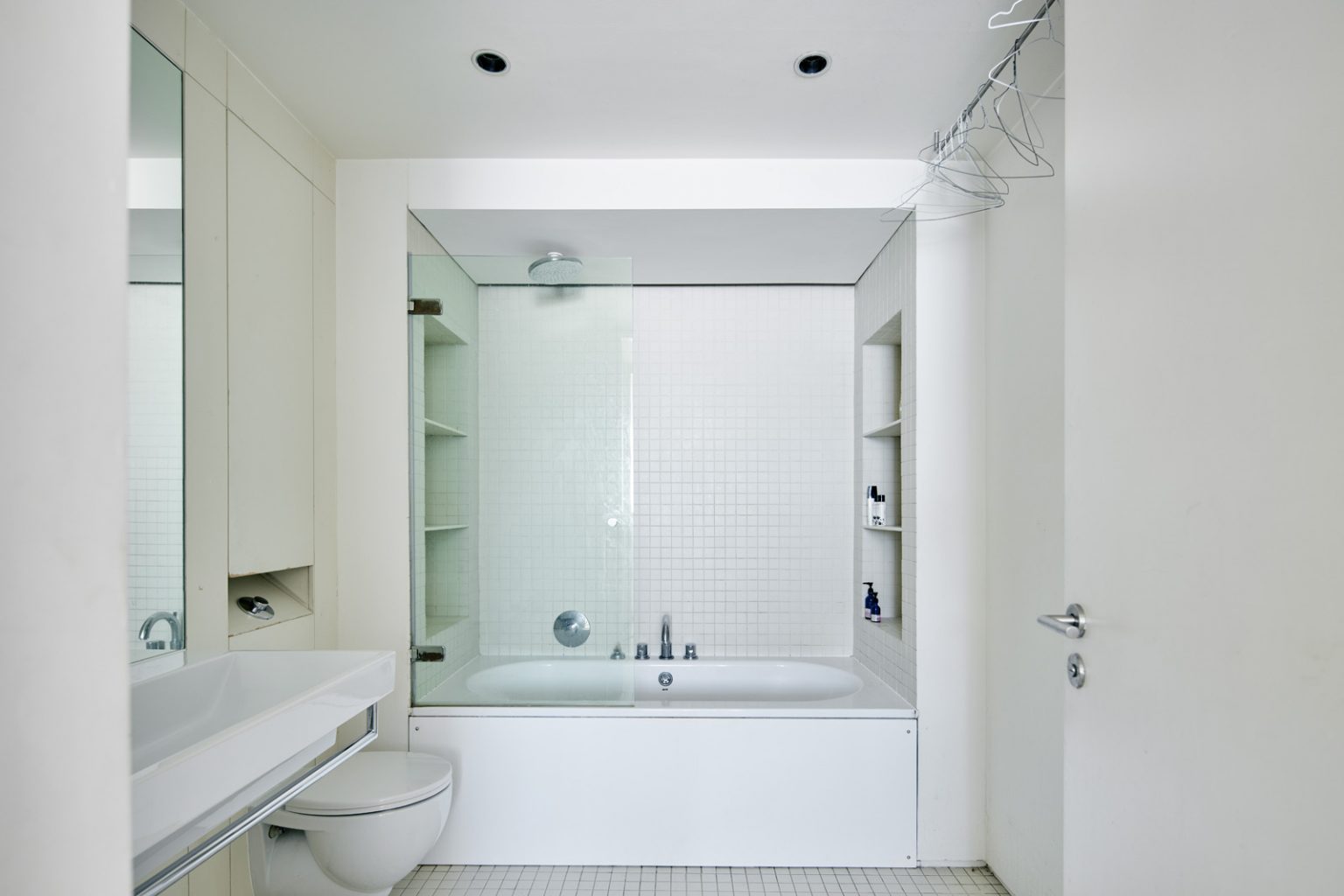 salle de bain blanche maison agrandie Londres avec extension contemporaine