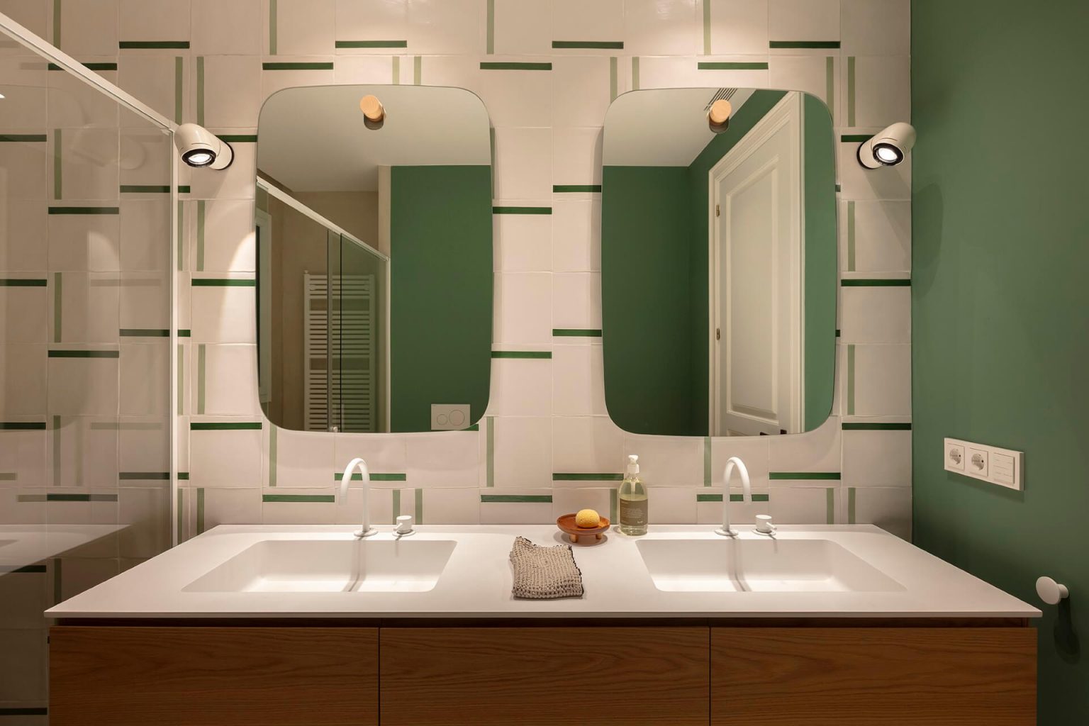salle de bain bois et vert décoration contemporaine
