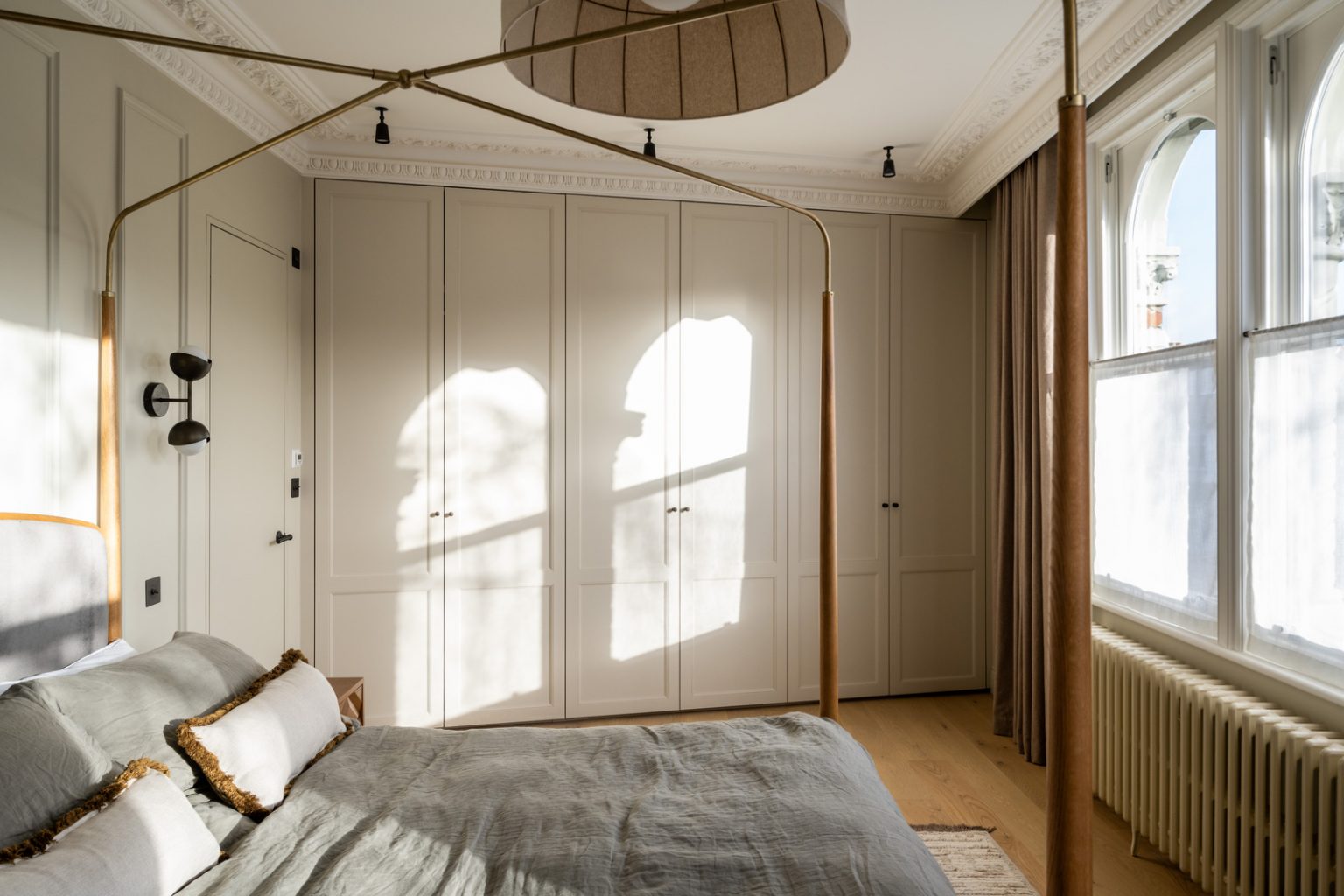 chambre avec lit à baldaquin décoration contemporaine