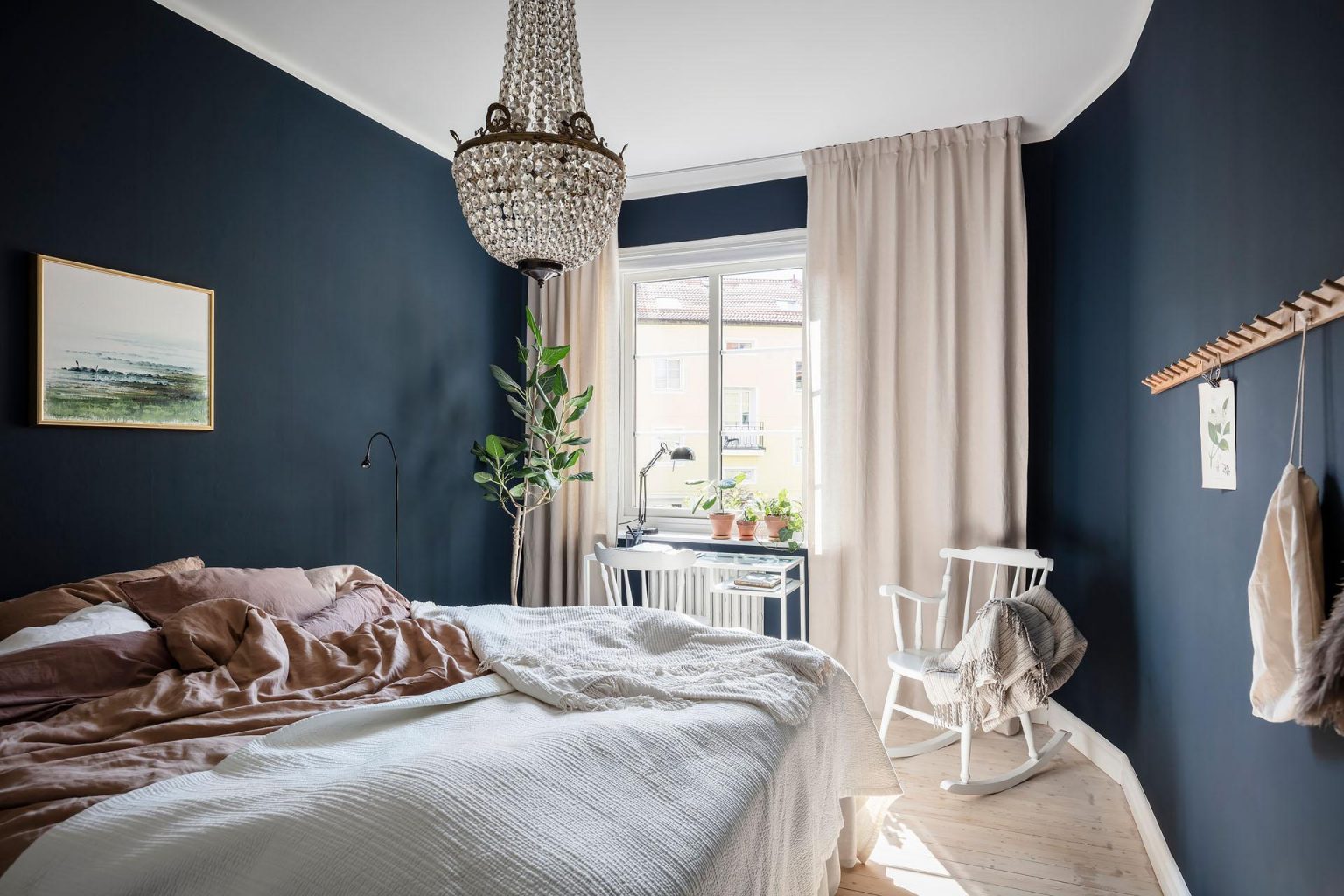 chambre mur bleu appartement décoration scandinave
