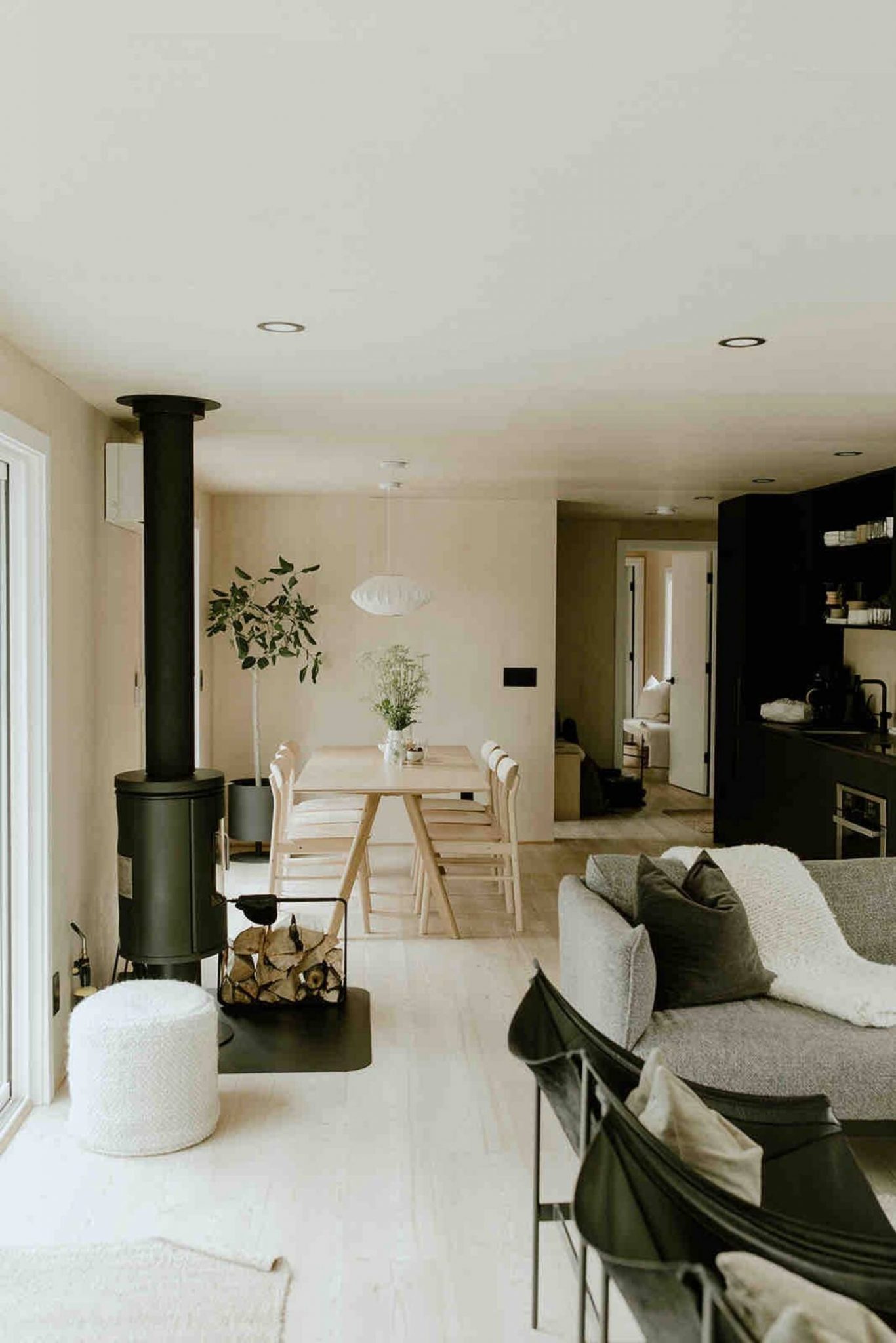 salon avec poêle maison en bois décoration design