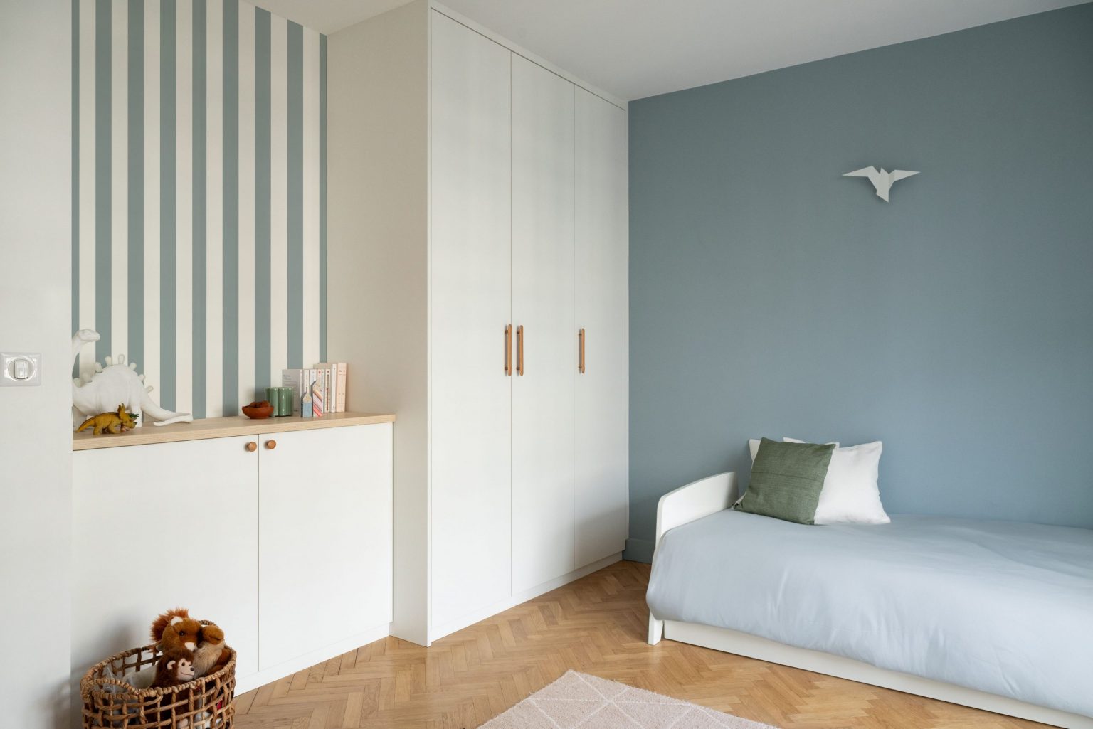 chambre bleue décoration contemporaine appartement Paris Studio Castille Photo : © Cassandre Favaro