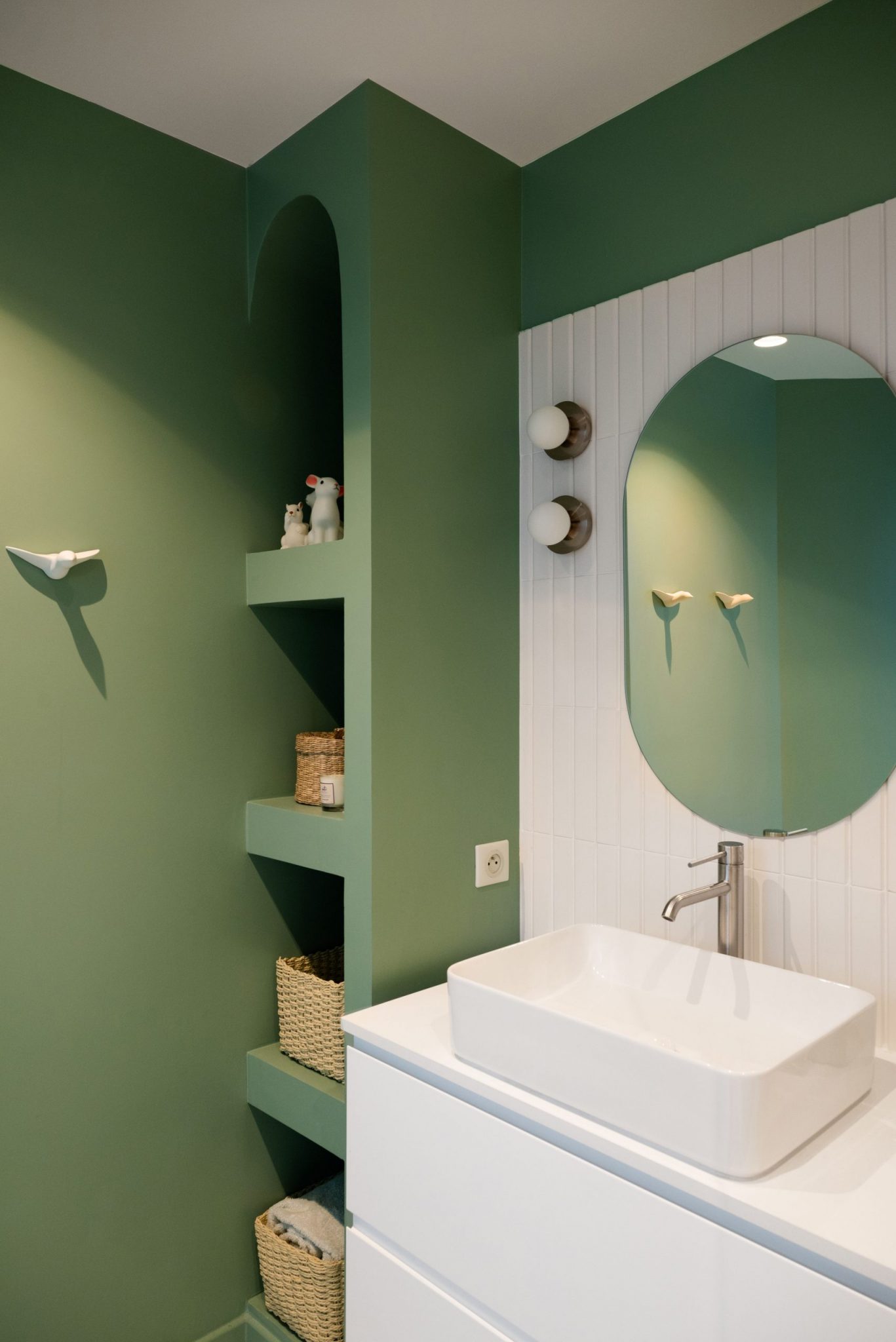 salle de bain verte décoration contemporaine appartement Paris Studio Castille Photo : © Cassandre Favaro