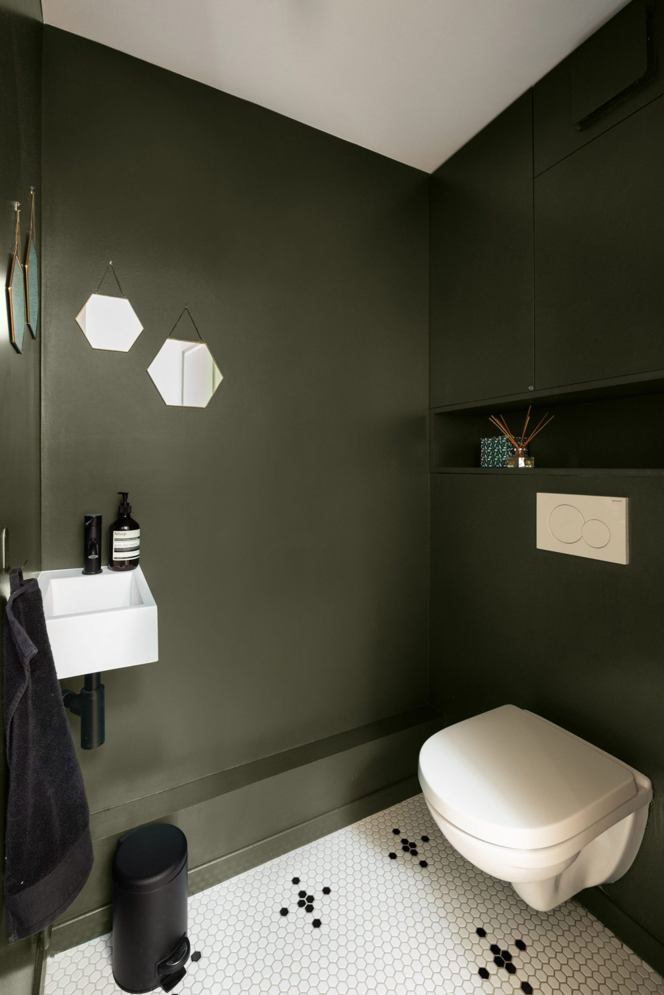 toilettes murs verts décoration contemporaine appartement Paris Studio Castille Photo : © Cassandre Favaro
