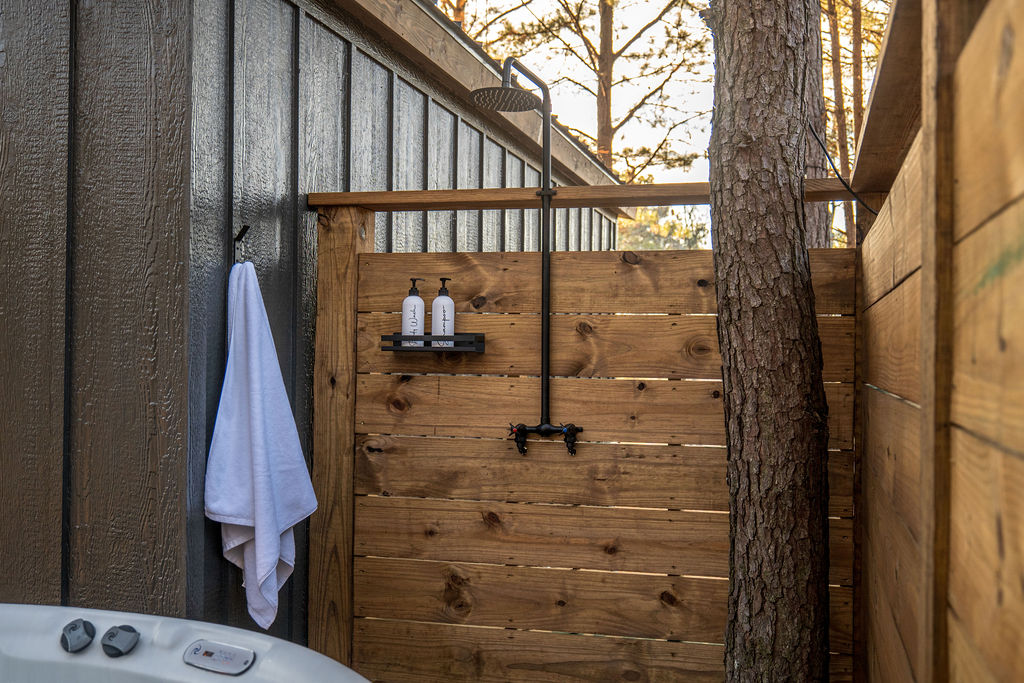 salle de bain extérieure mini maison en bois