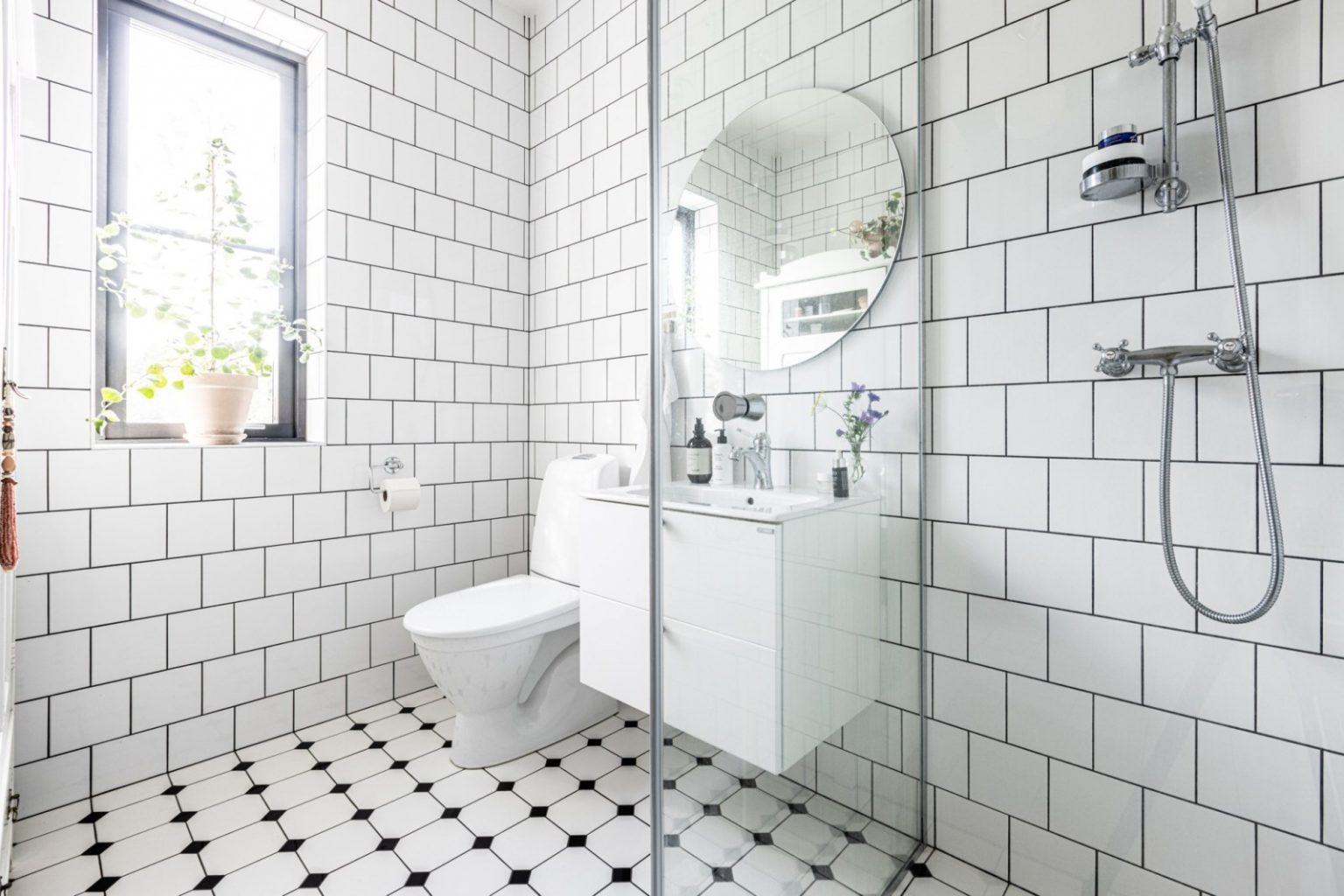 salle de bain sol à cabochons noir et blanc