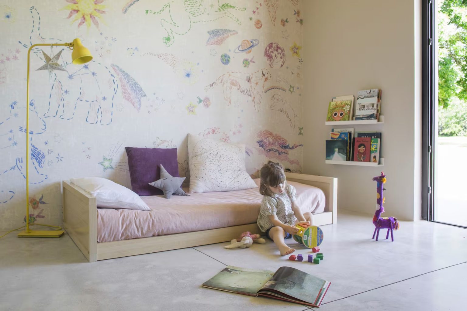 chambre enfant avec papier-peint