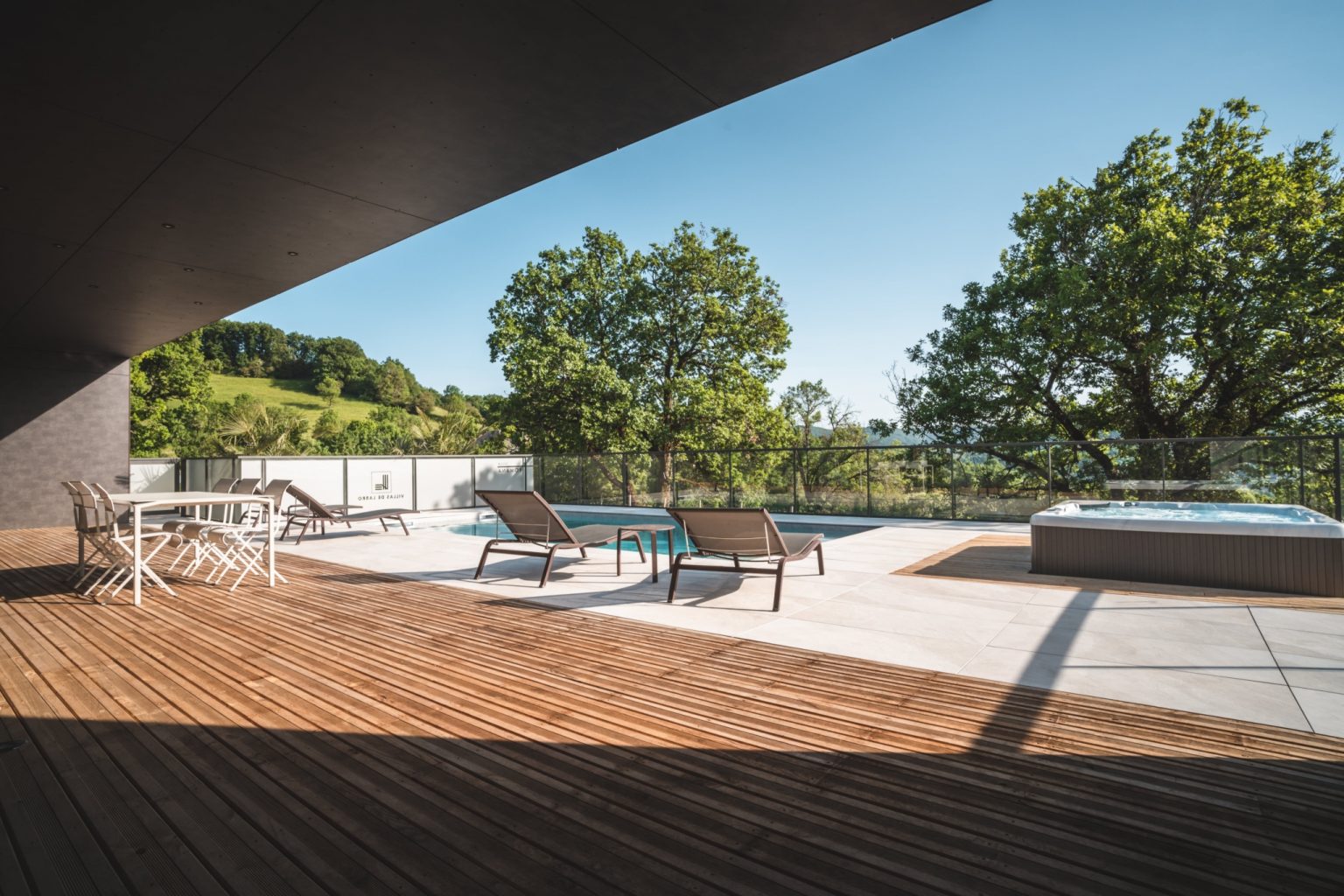 terrasse bois et piscine maison Domaine de Labro Aveyron