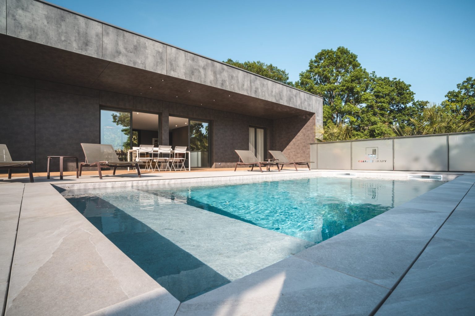 maison contemporaine avec piscine décoration design Domaine de Labro Aveyron