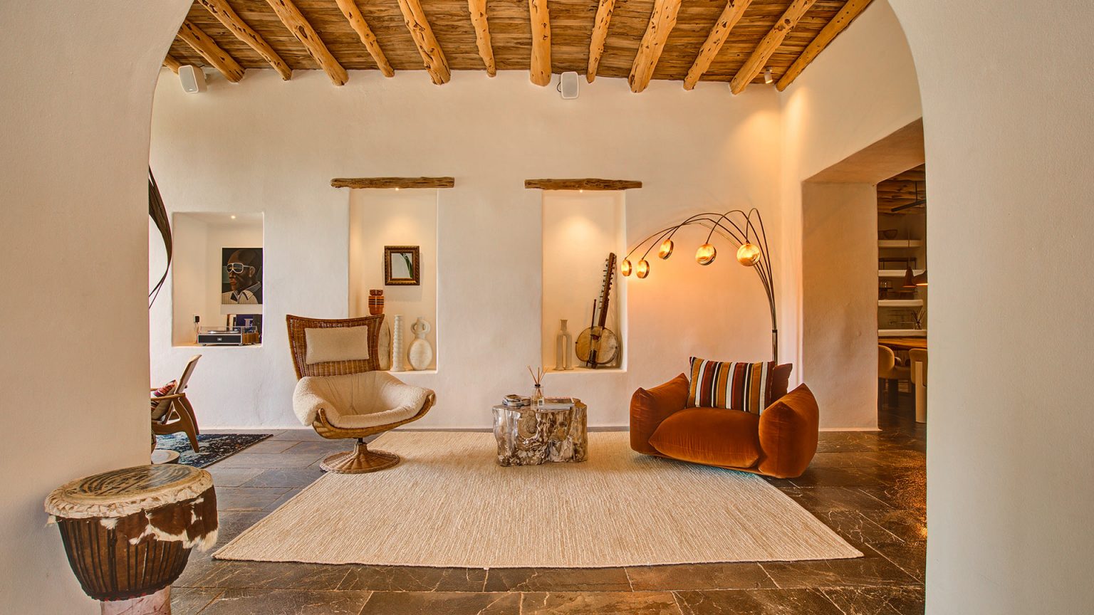 salon avec poutres anciennes décoration contemporaine maison Ibiza