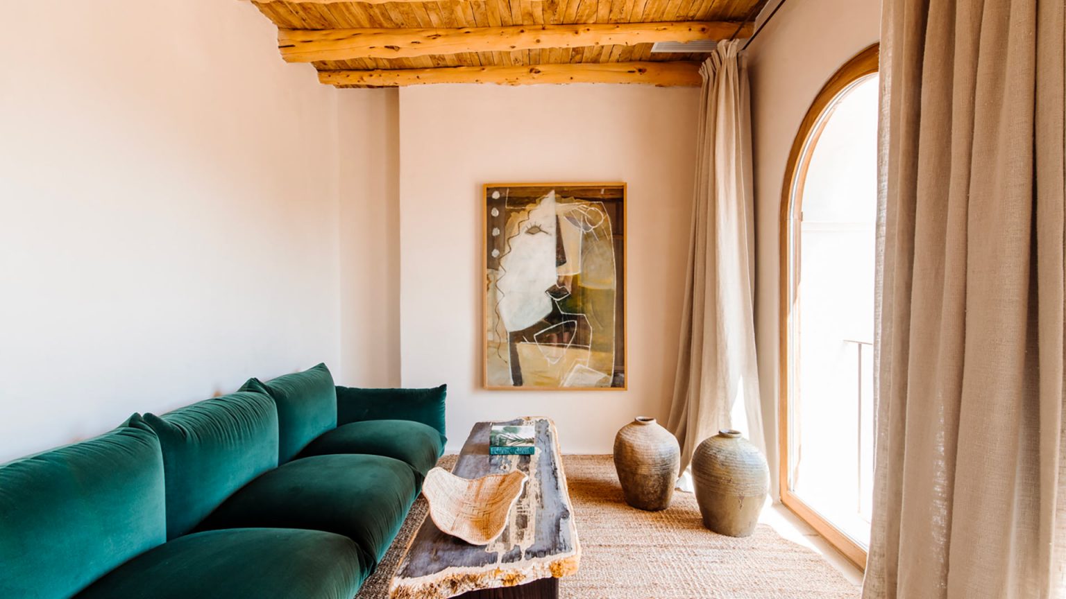salon avec canapé velours bleu maison Ibiza