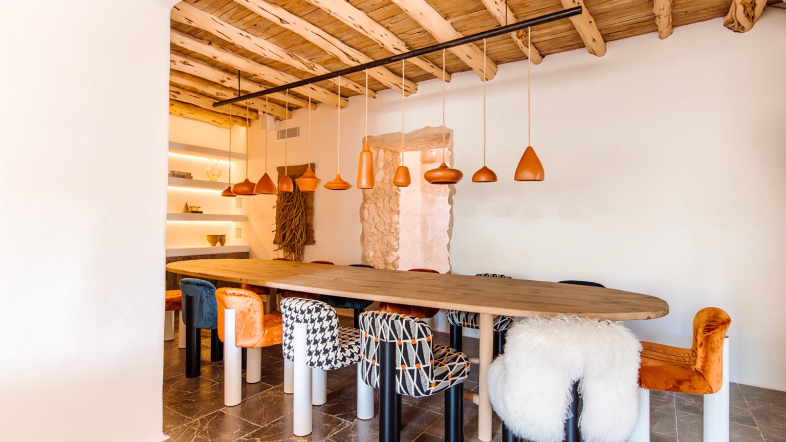 salle à manger décoration contemporaine avec poutres anciennes maison Ibiza
