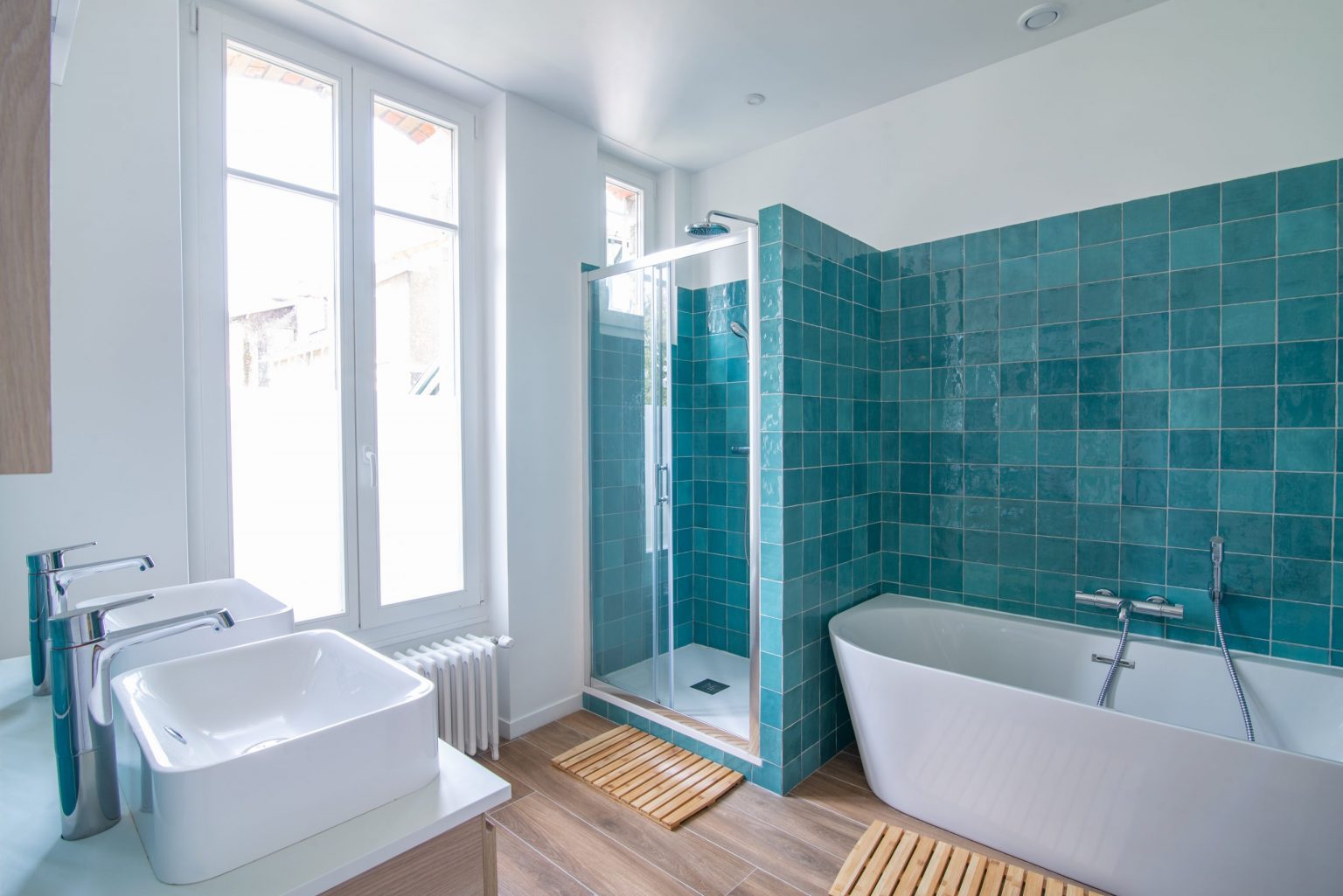 salle de bain bleu turquoise maison en meulière rénovée près de Paris