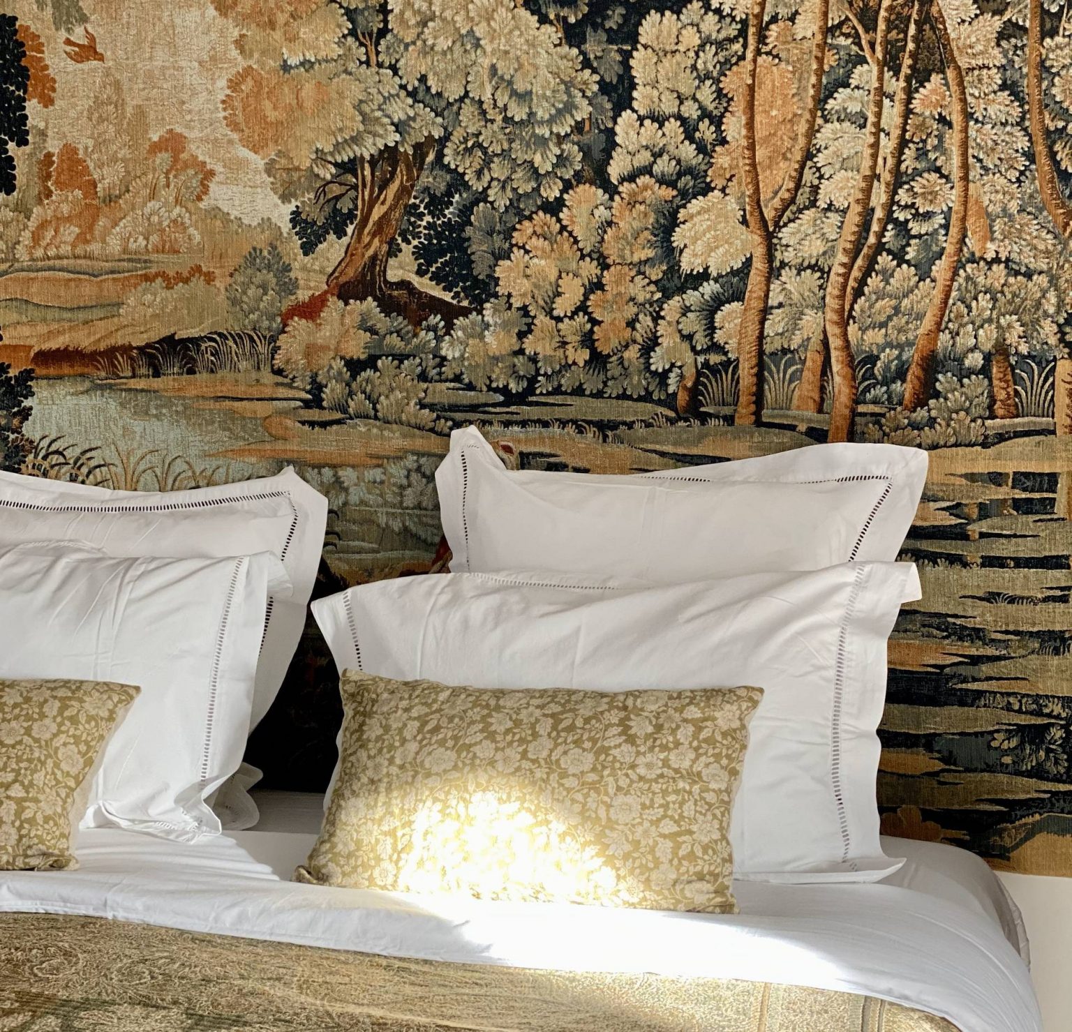 chambre avec tête de lit tapisserie Aubusson décoration classique chic Le Prieuré à Marney-sur-Seine