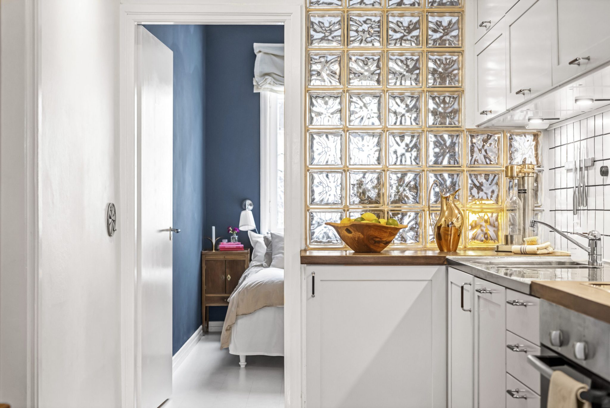 Une cuisine transformée en chambre pour créer un deux-pièces de 49m2