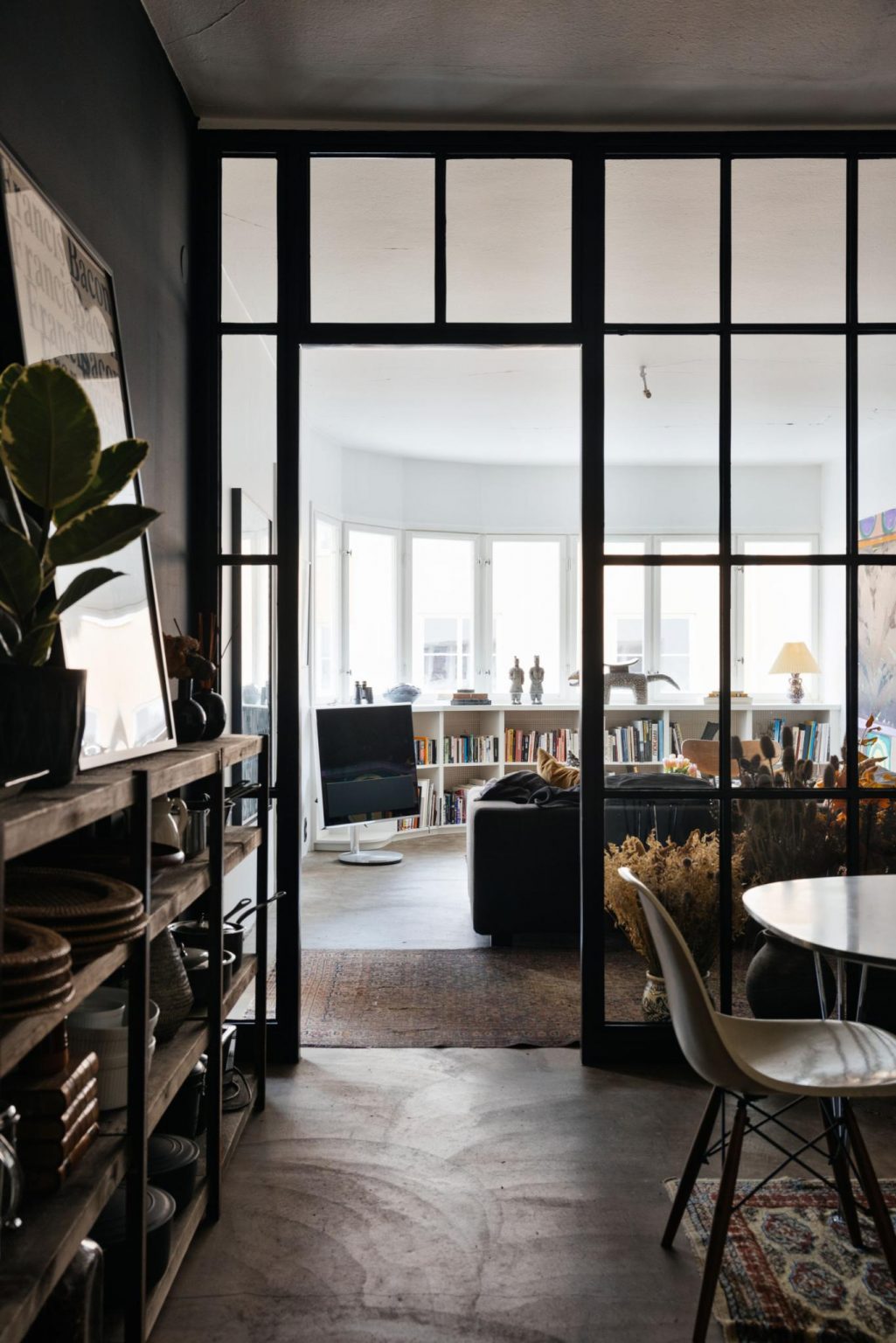 Un appartement fonctionnel de 63m2 rénové en couleurs sombres