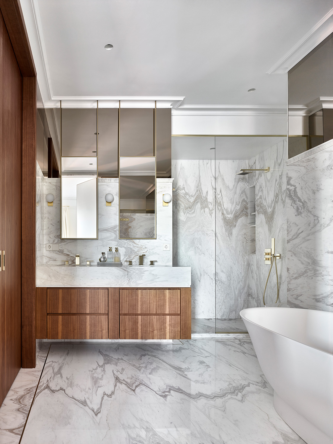 salle de bain marbre et bois décoration contemporaine