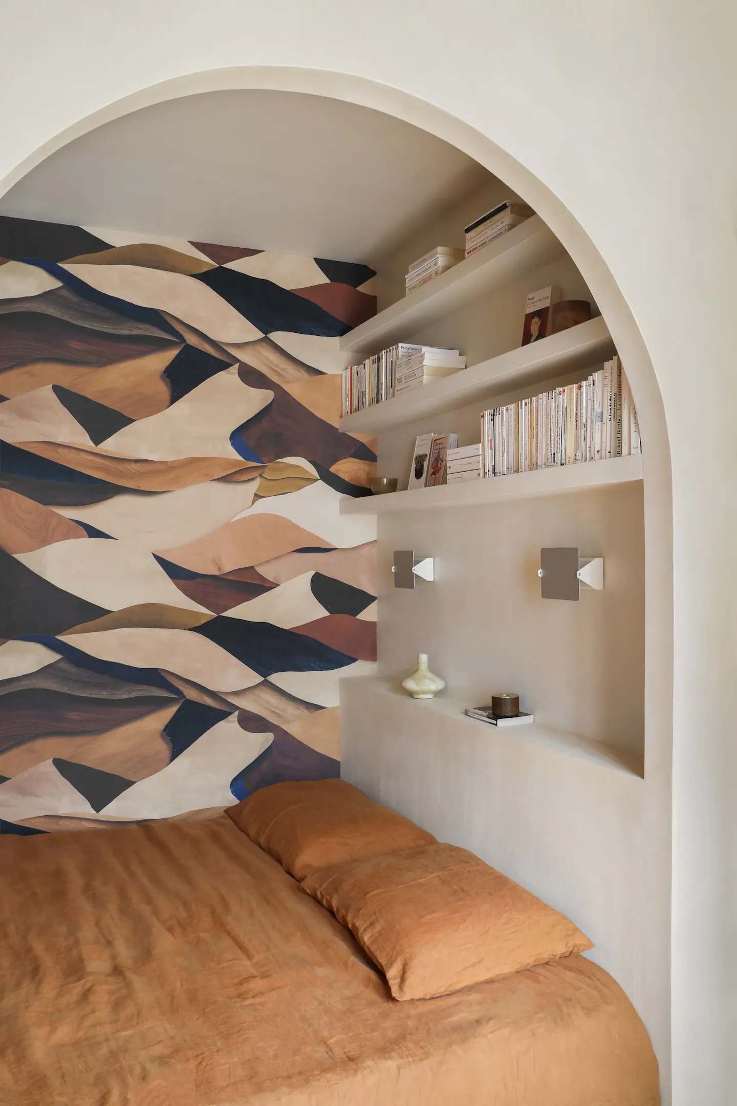 chambre dans alcôve appartement 45m2 Paris décoration design à louer Airbnb par Heju