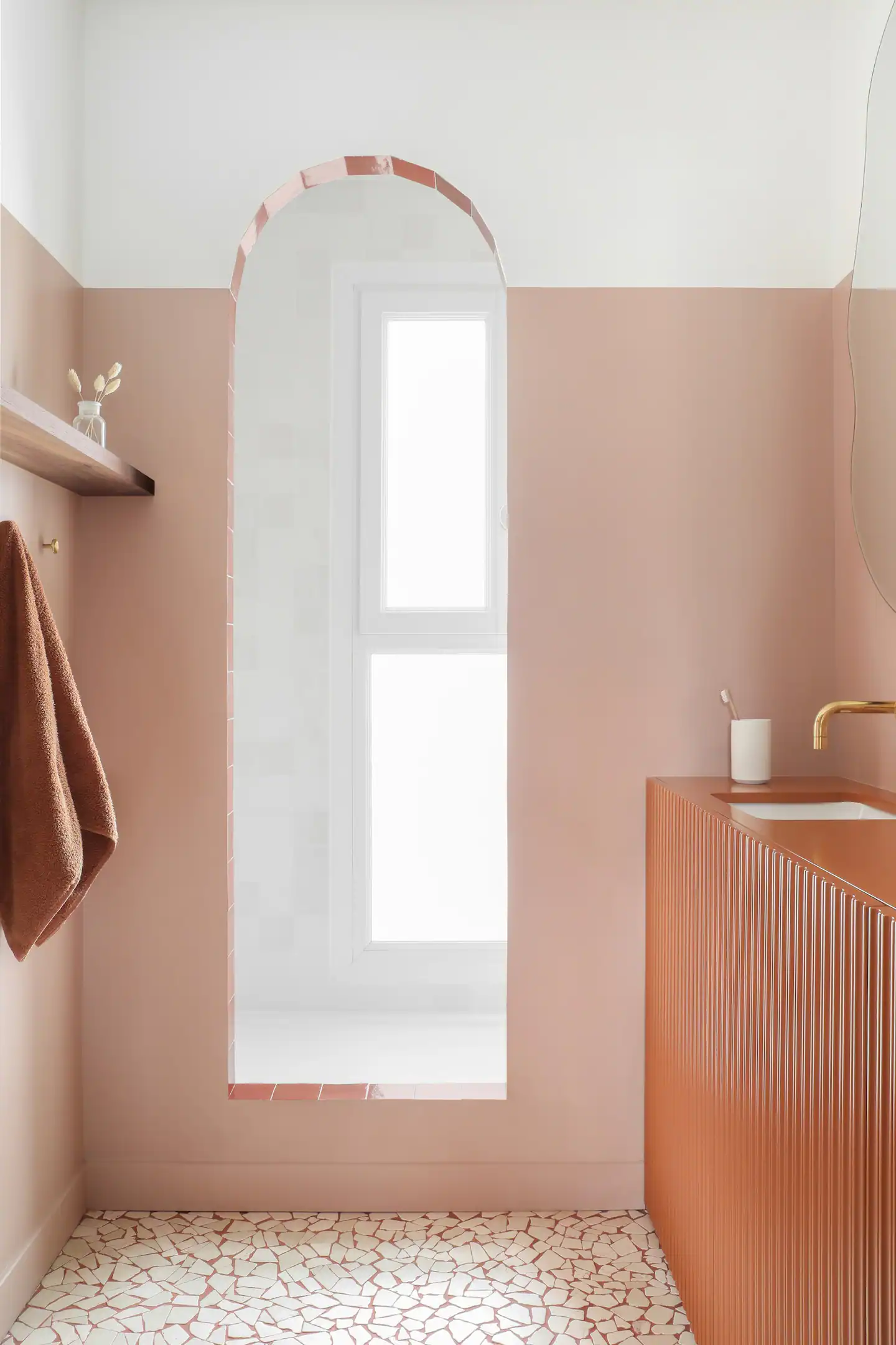 salle de bain terracotta appartement 45m2 Paris décoration design à louer Airbnb par Heju