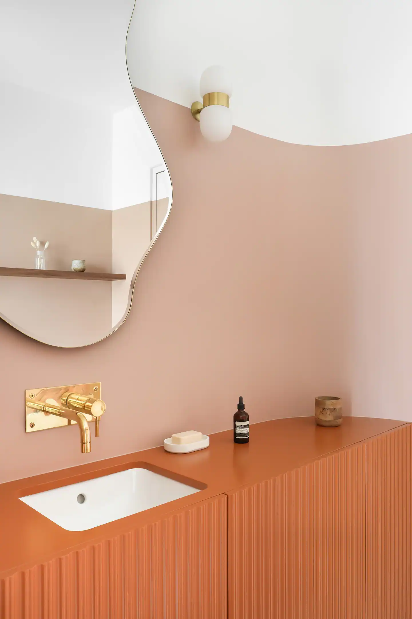 salle de bain terracotta appartement 45m2 Paris décoration design à louer Airbnb par Heju