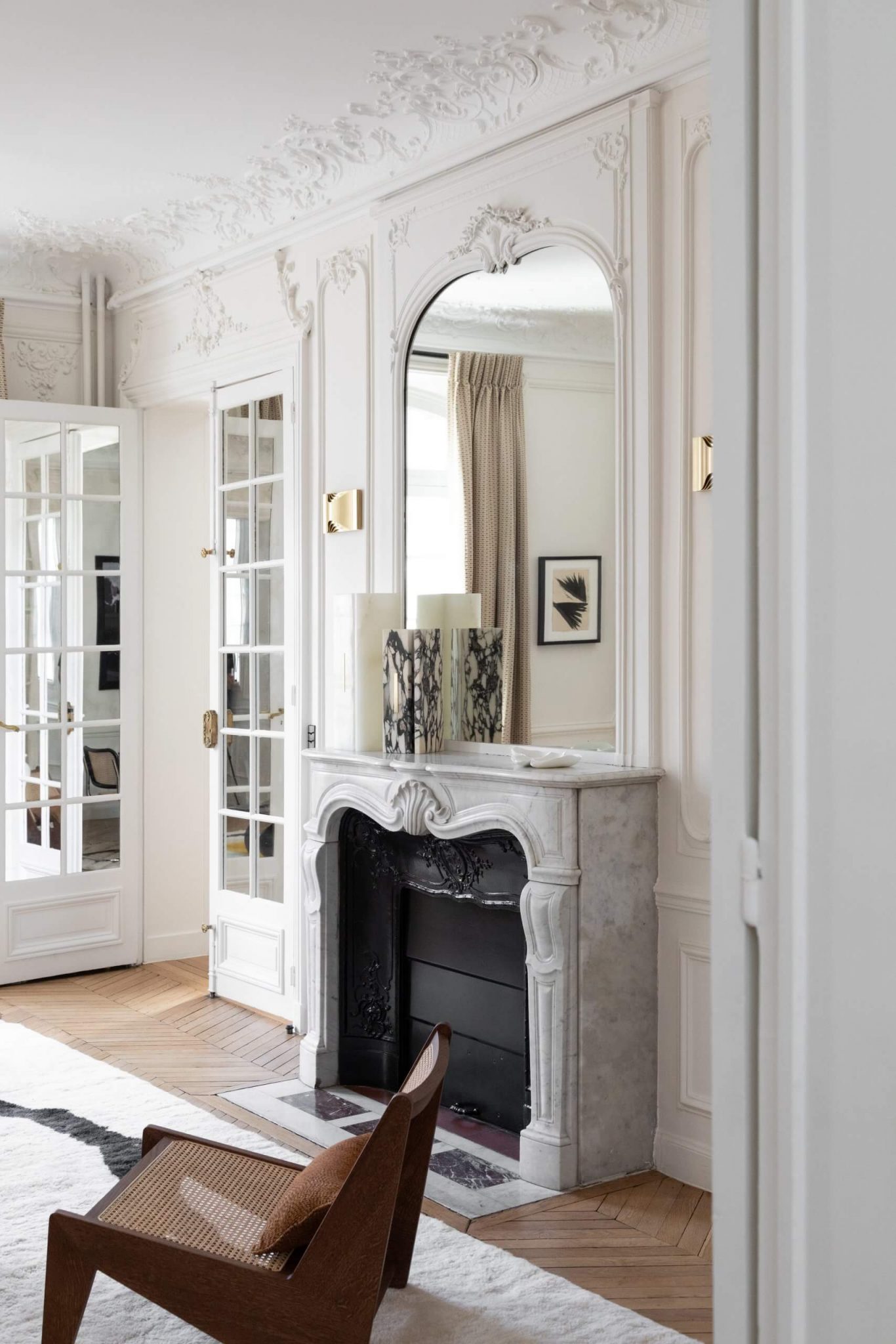 salon avec cheminée décoration design appartement haussmannien Paris