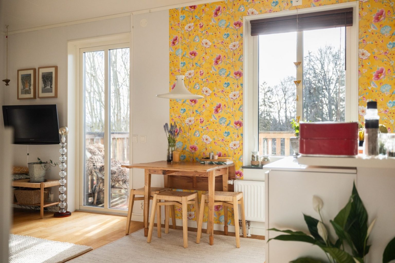 salon avec cuisine ouverte décoration moderne jaune