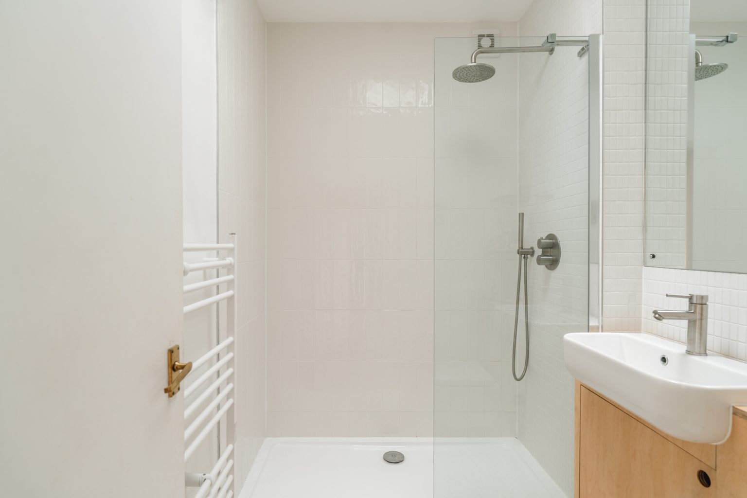 salle de bain design bois et blanc