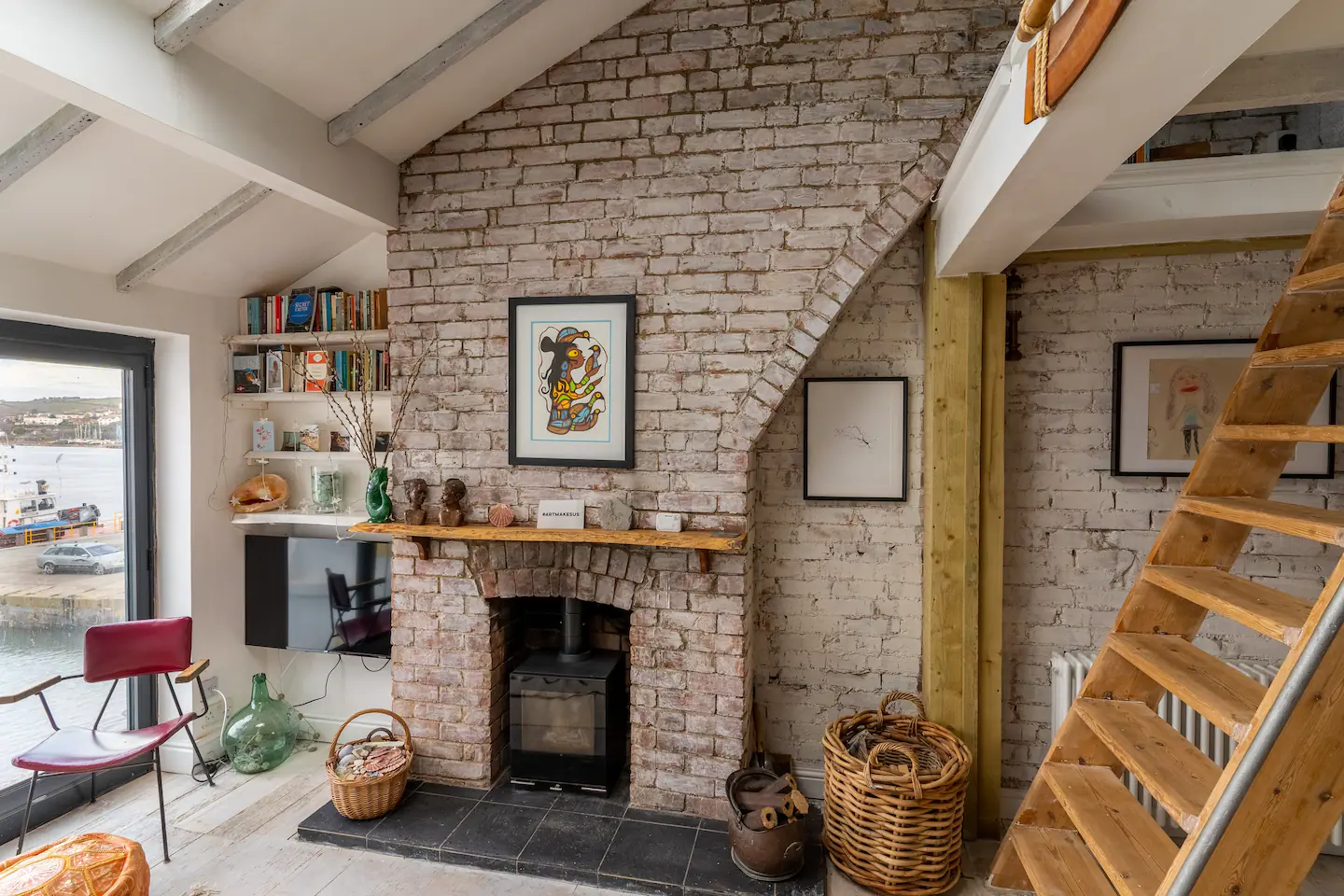 salon loft vintage avec cheminée briques