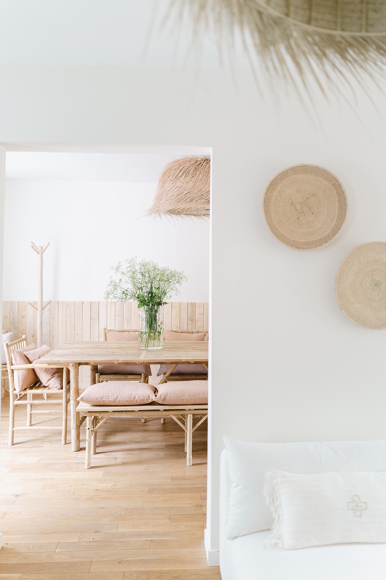 salle à manger décoration blanche et naturelle maison près de Paris villa La Minotte Monfort-'Amaury
