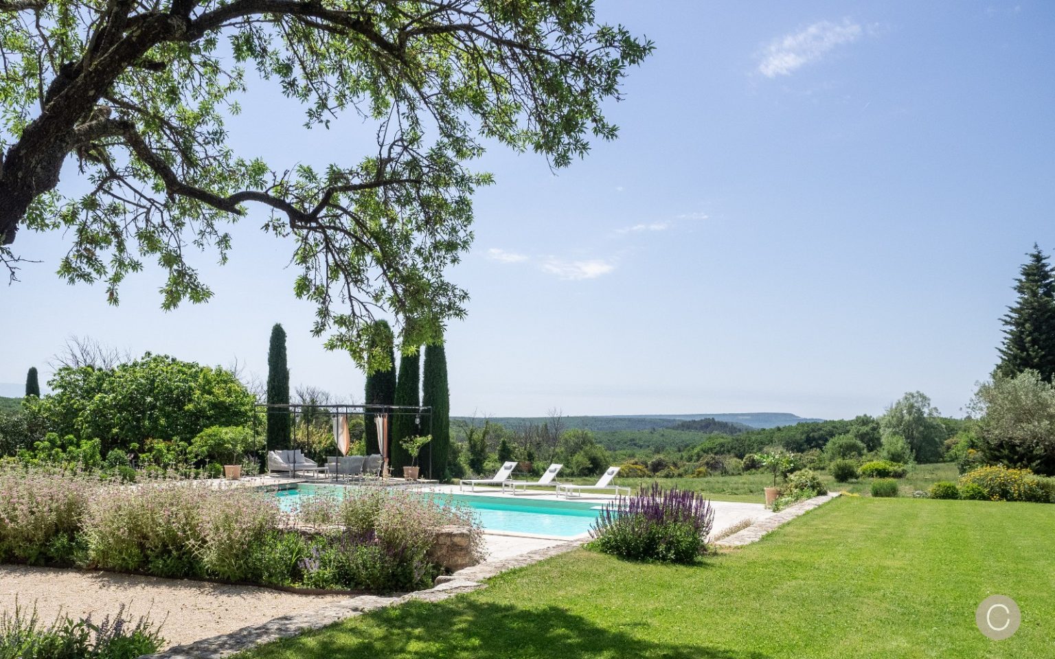 jardin avec piscine maison en pierres Drôme provençale