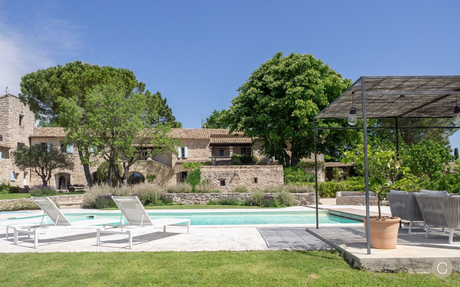 jardin avec piscine maison en pierres Drôme provençale