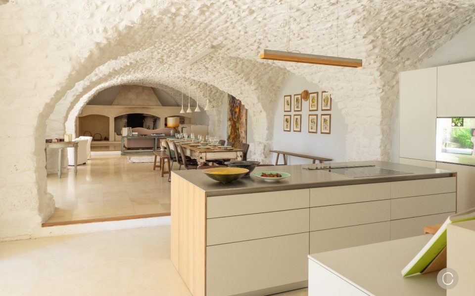 Une maison en pierres entourée de lavandes en Provence